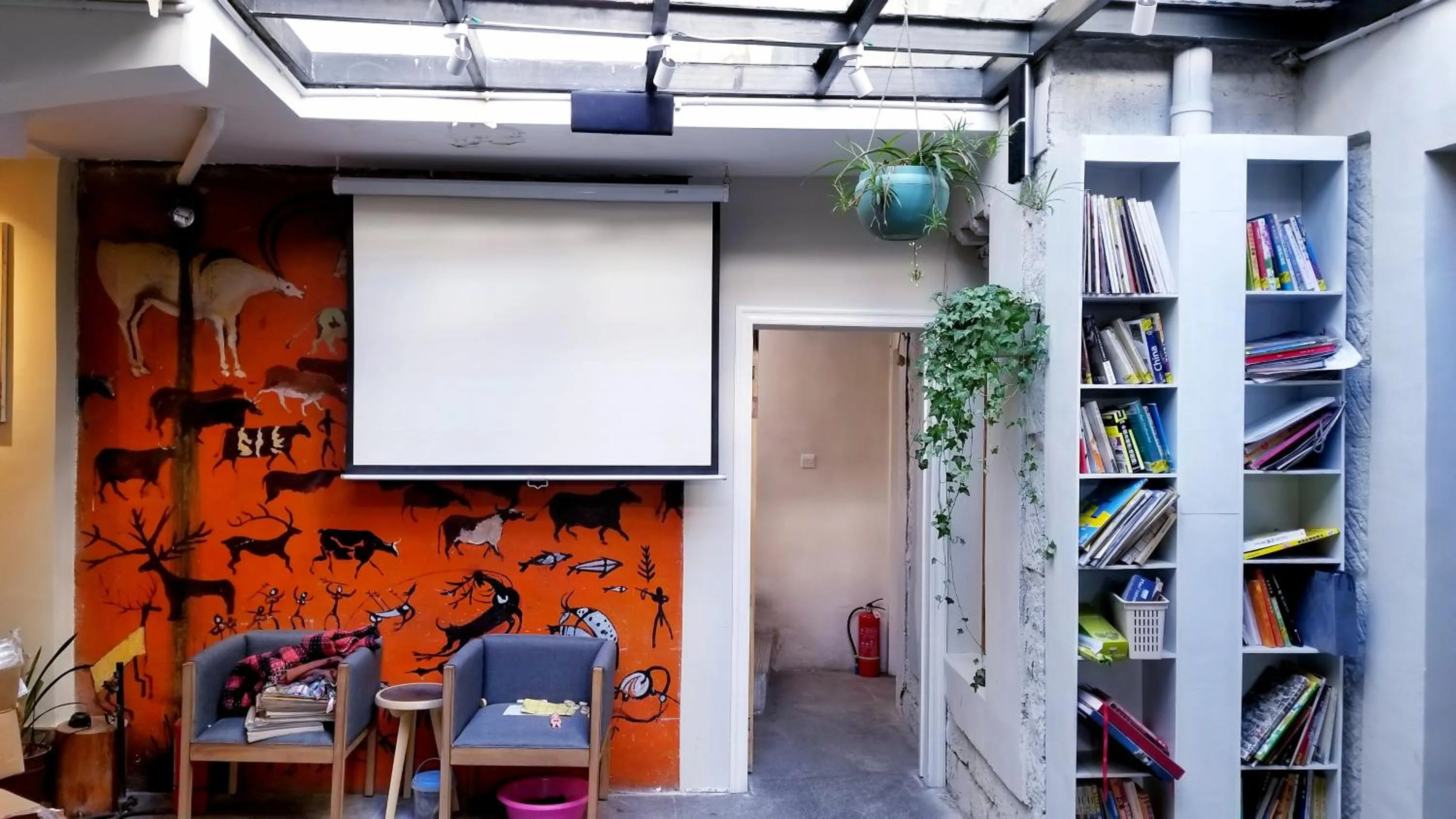 Library in Fengma Feiyang Hostel