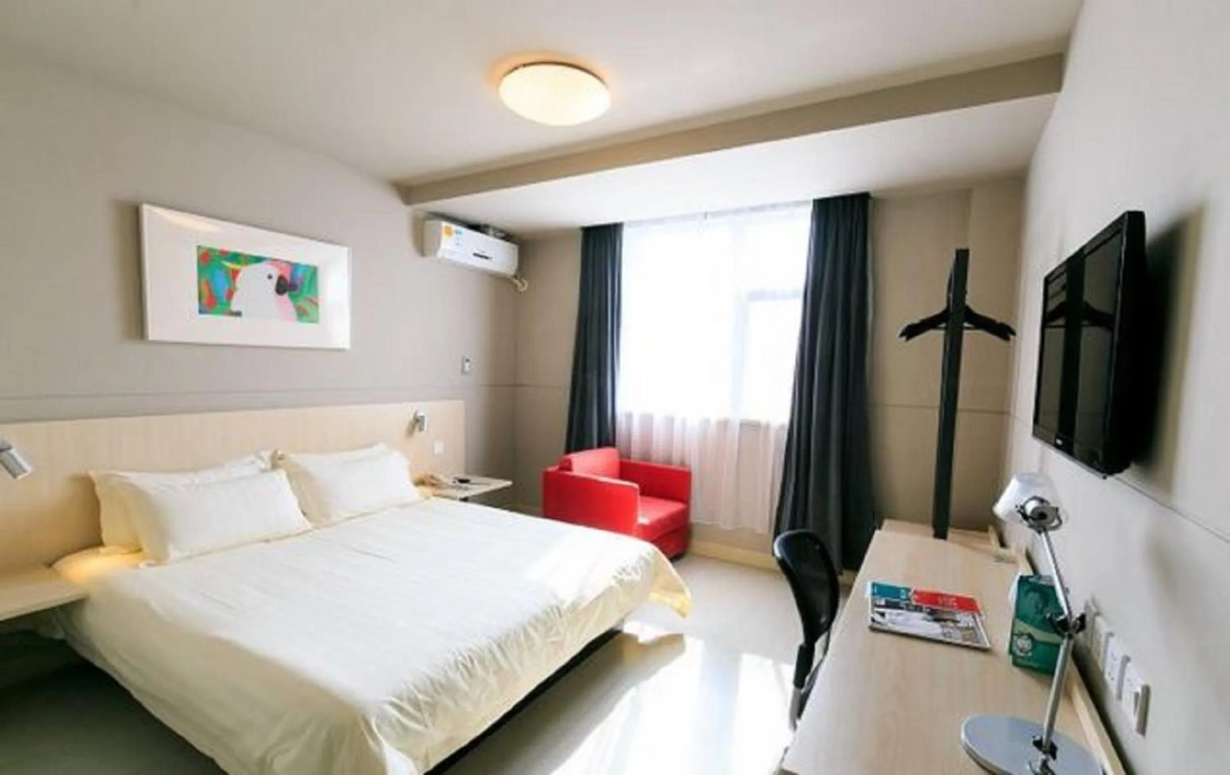 Photo of the whole room, Bed in Jinjiang Inn Beihai Beibu Gulf Square