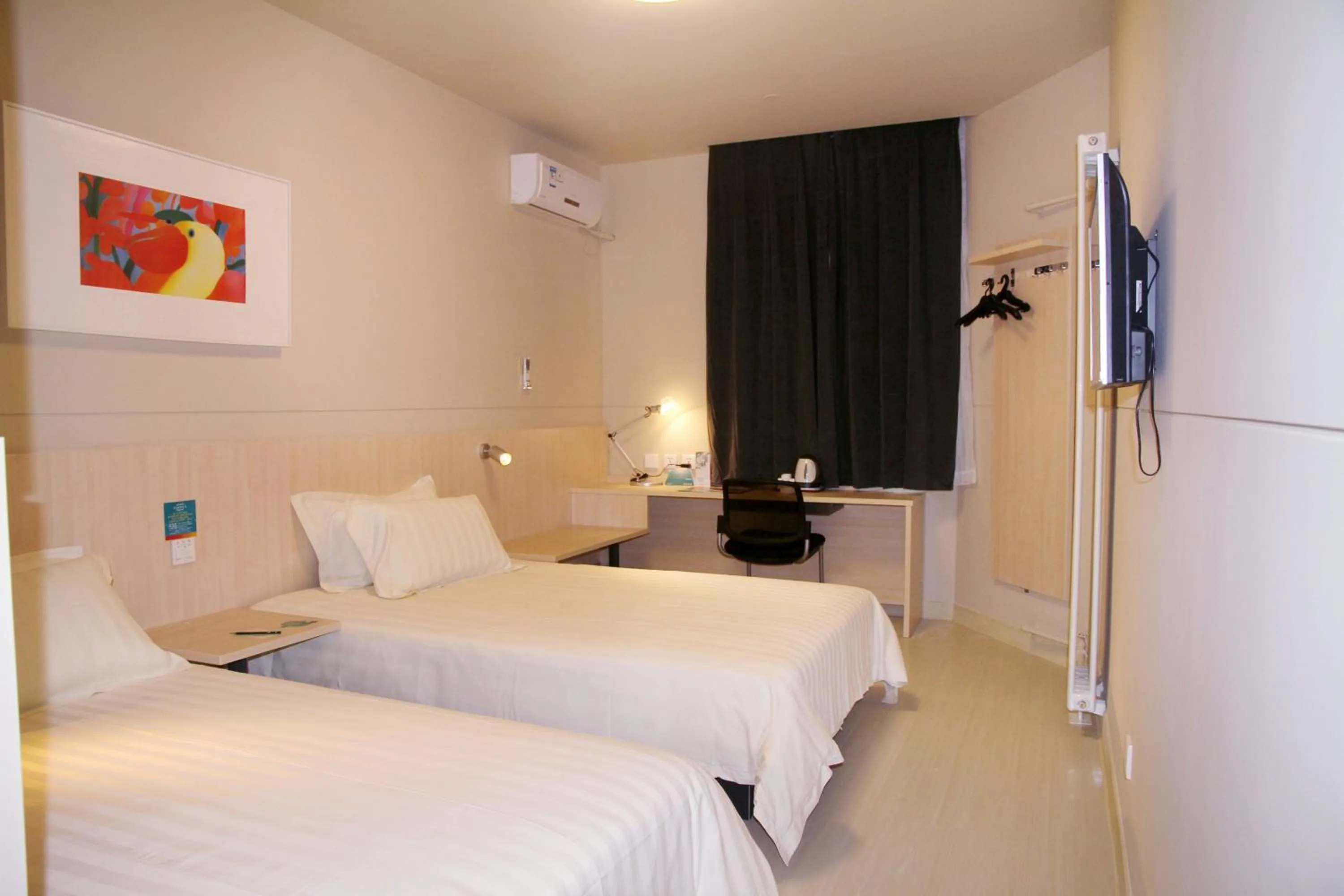 Photo of the whole room, Bed in Jinjiang Inn Beijing Fengtai East Avenue Railway Station