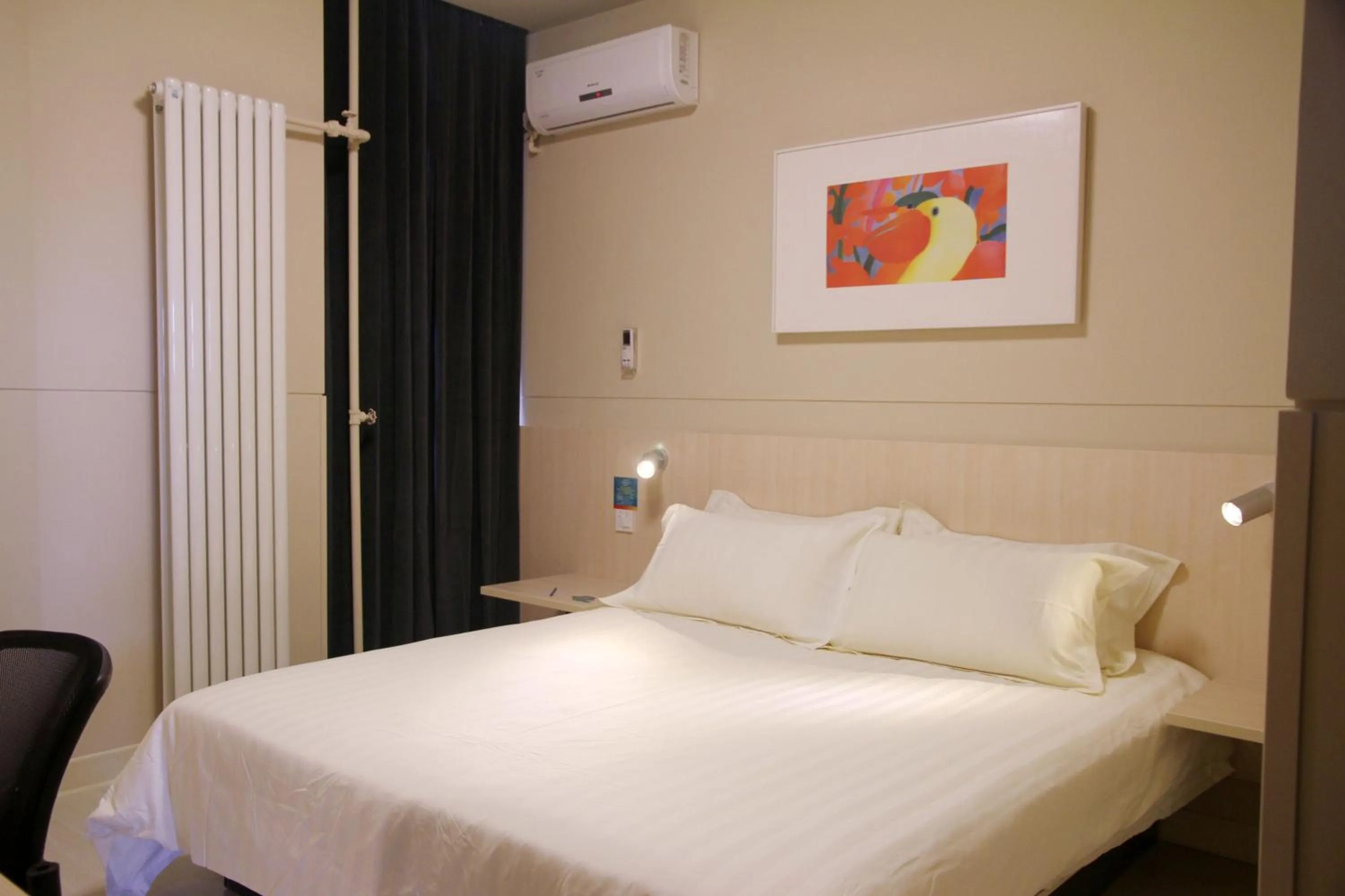 Photo of the whole room, Bed in Jinjiang Inn Beijing Fengtai East Avenue Railway Station