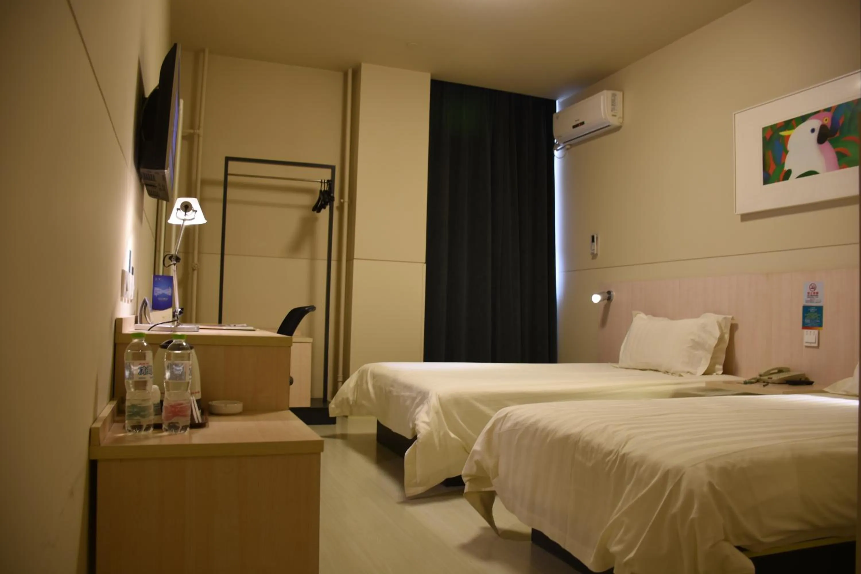 Photo of the whole room, Bed in Jinjiang Inn Beijing Fengtai East Avenue Railway Station
