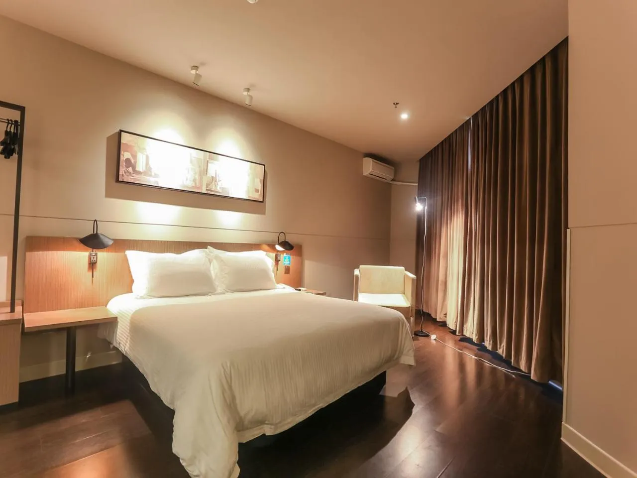 Bed in Jinjiang Inn Haikou Guomao Jinlong Road