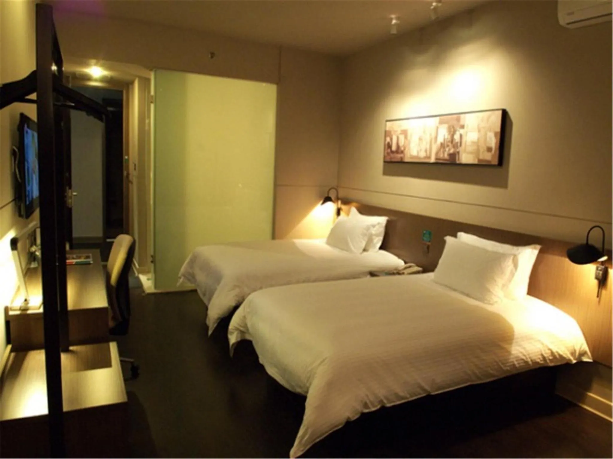 Photo of the whole room, Bed in Jinjiang Inn Xiamen Jimei University Guomao