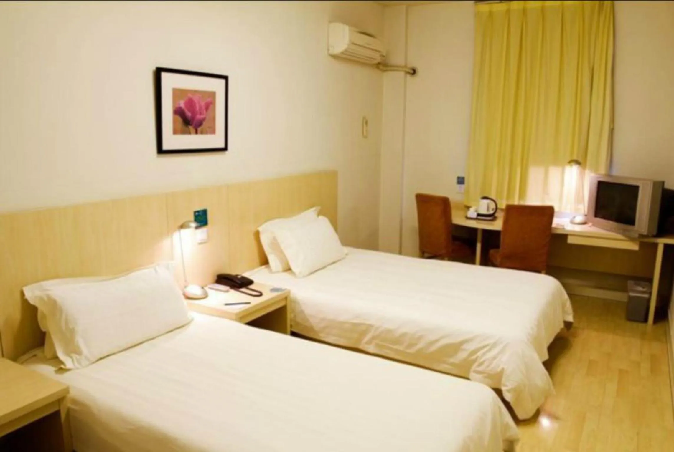 Photo of the whole room, Bed in Jinjiang Inn Shenyang North Railway Station Huigong Square