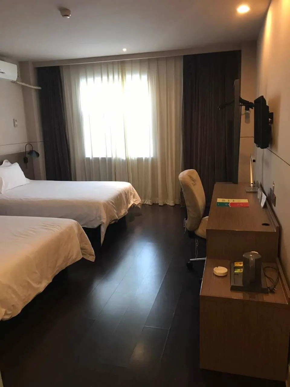 Photo of the whole room in Jinjiang Inn Select Tianjin Tanggu Metro Station Zhongxin North Road