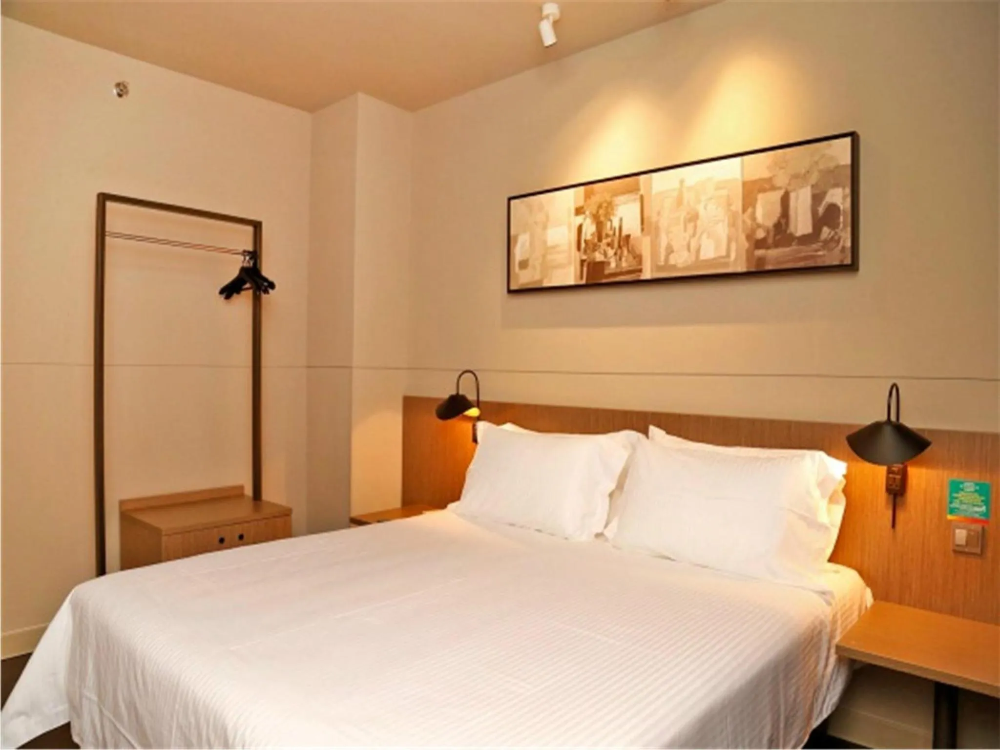 Decorative detail, Bed in Jinjiang Inn Selected Shenzhen Huanggang Port Huangcheng Plaza