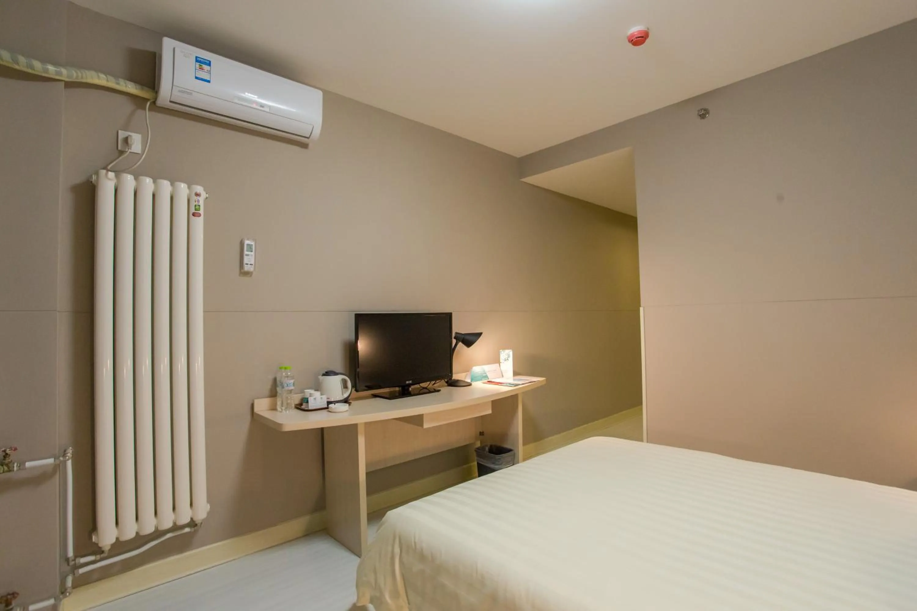 Bedroom, Bed in Jinjiang Inn Beijing Olympics Park