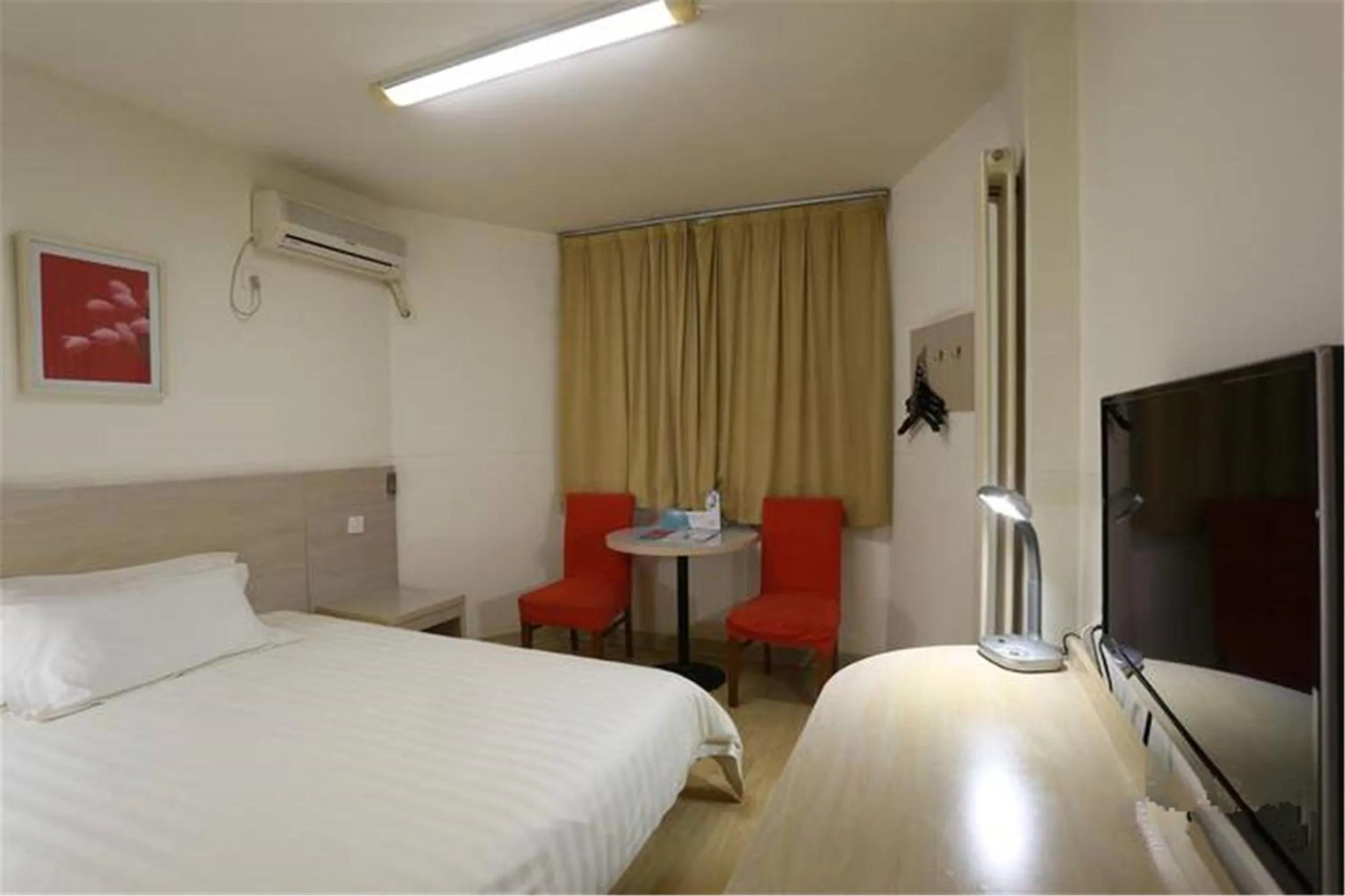 Bedroom, Bed in Jinjiang Inn Qingdao Bus Station