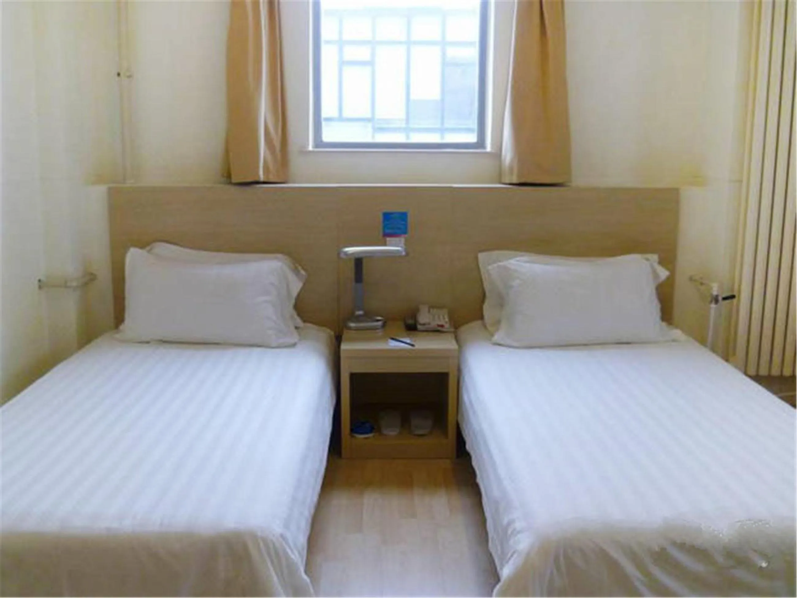 Bedroom, Bed in Jinjiang Inn Qingdao Bus Station