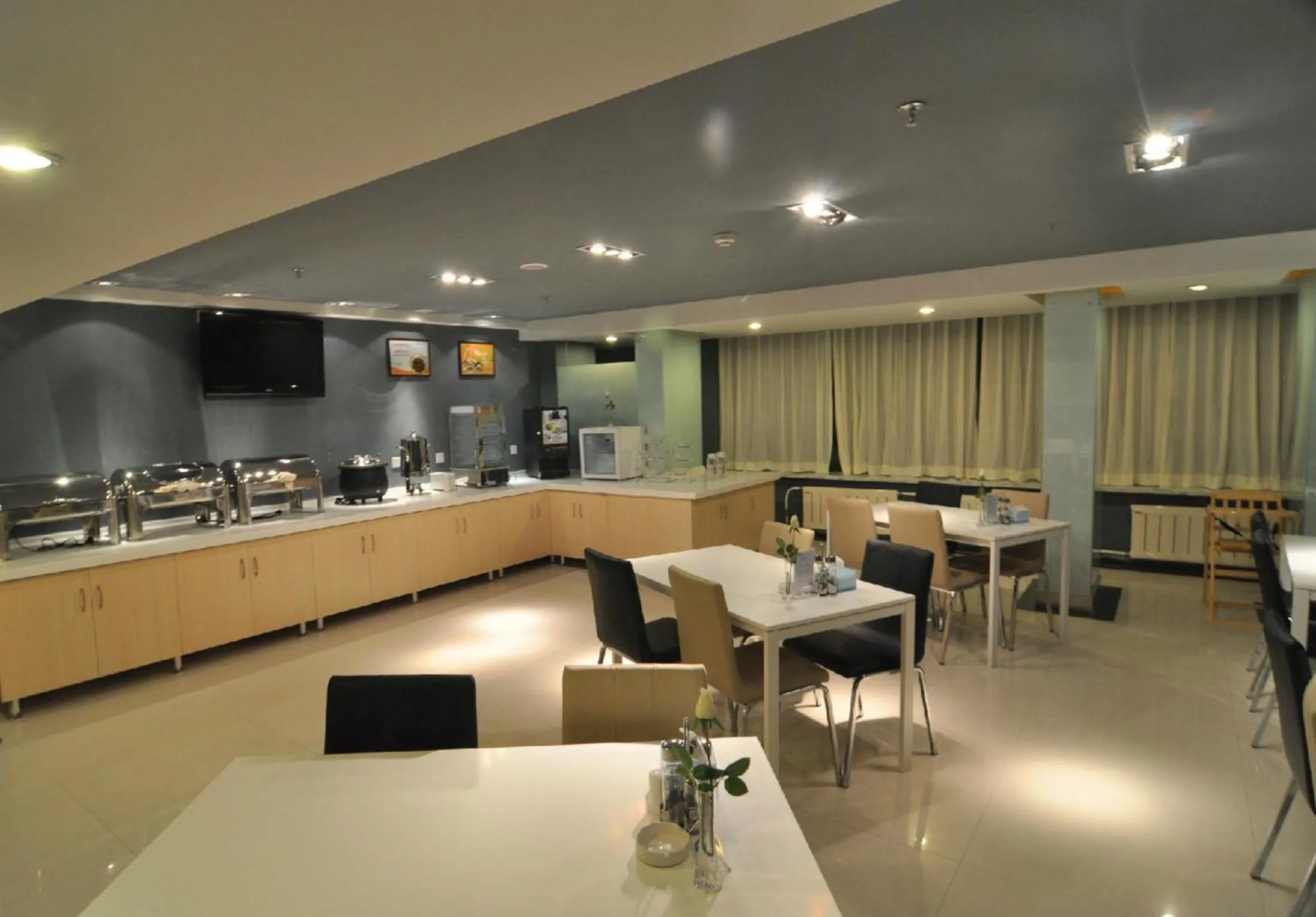 Restaurant/places to eat in Jinjiang Inn Qingdao Bus Station