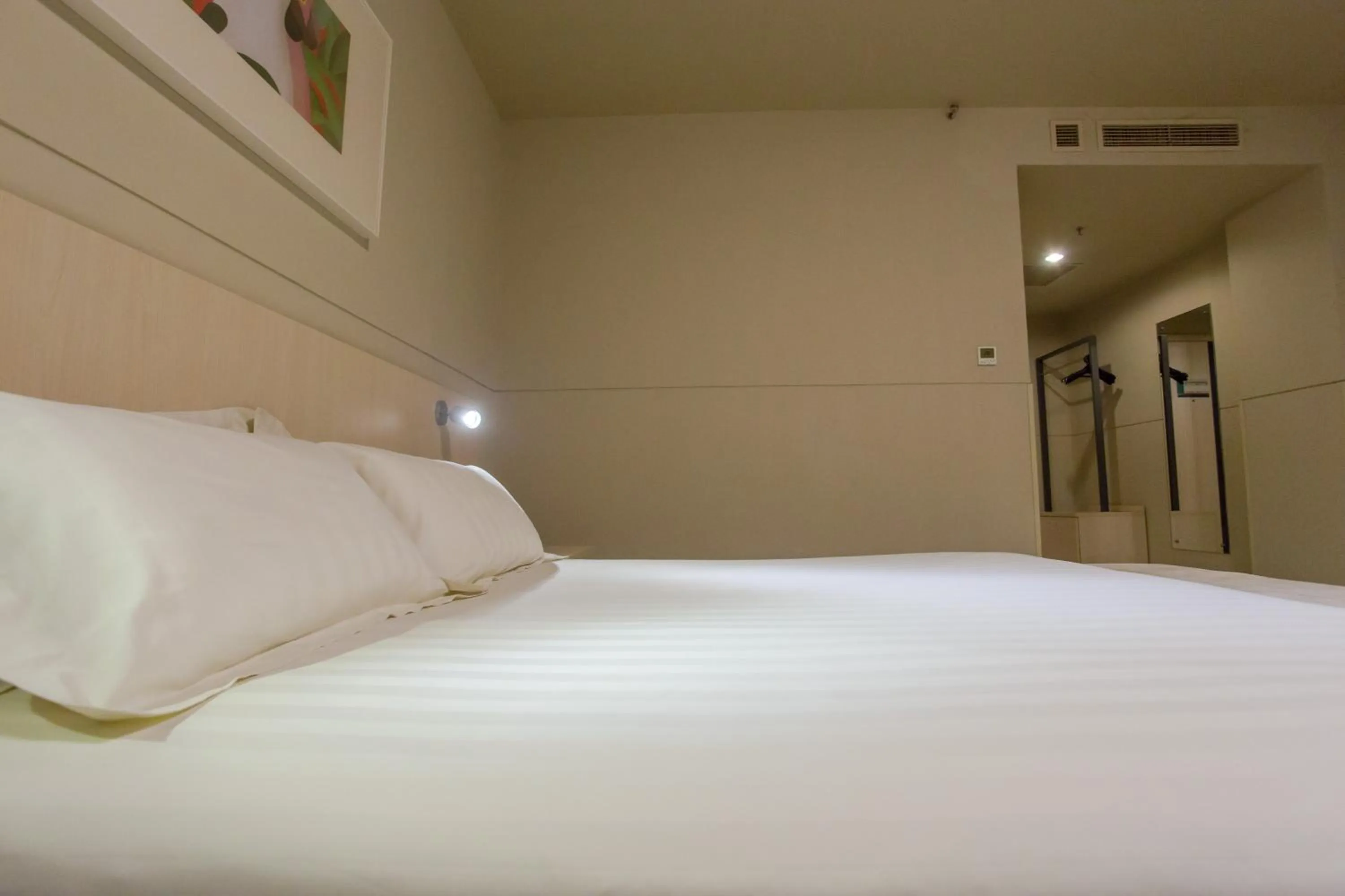 Bed in Jinjiang Inn Beijing East Lianshi Road