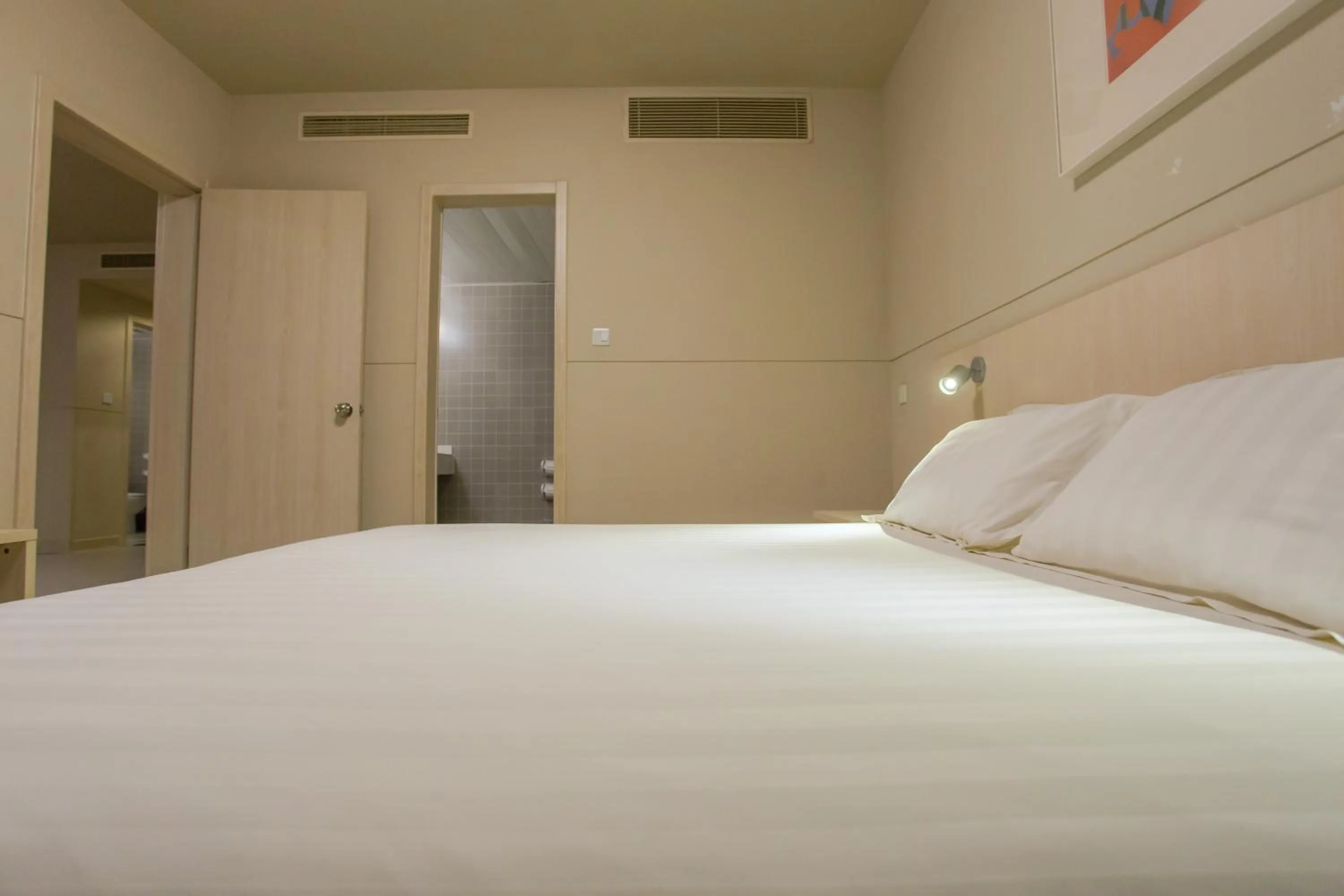 Photo of the whole room, Bed in Jinjiang Inn Beijing East Lianshi Road