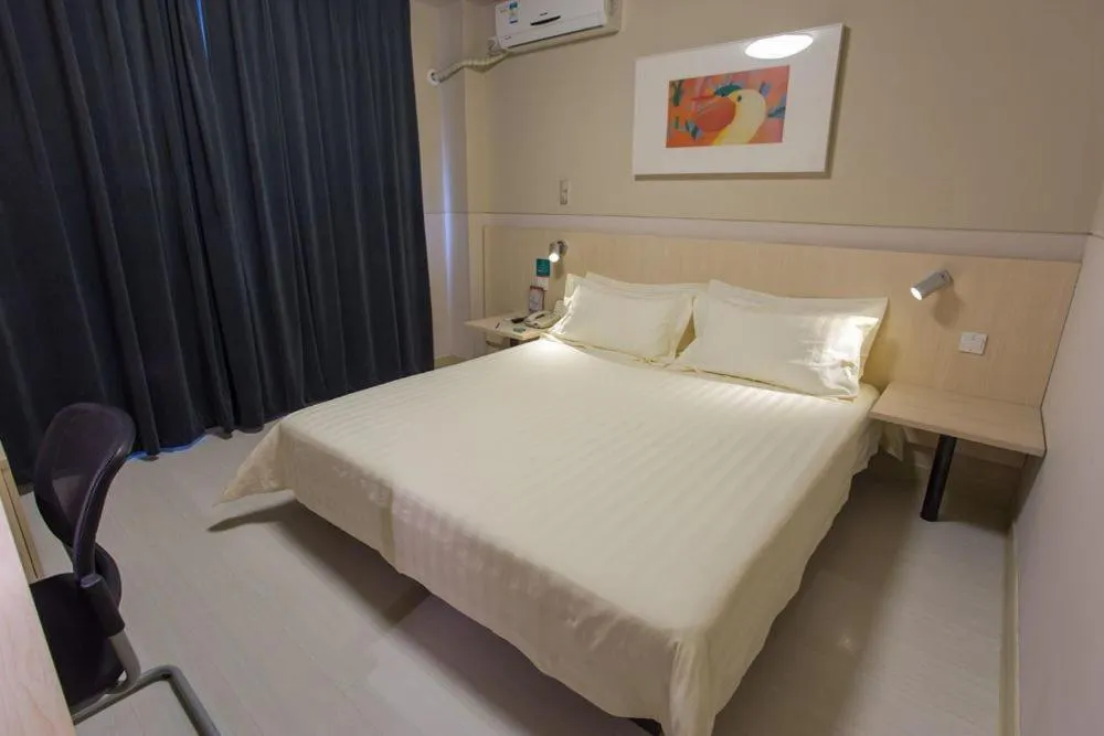Bed in Jinjiang Inn Wanda Plaza Hotel Taiyuan Street Shenyang