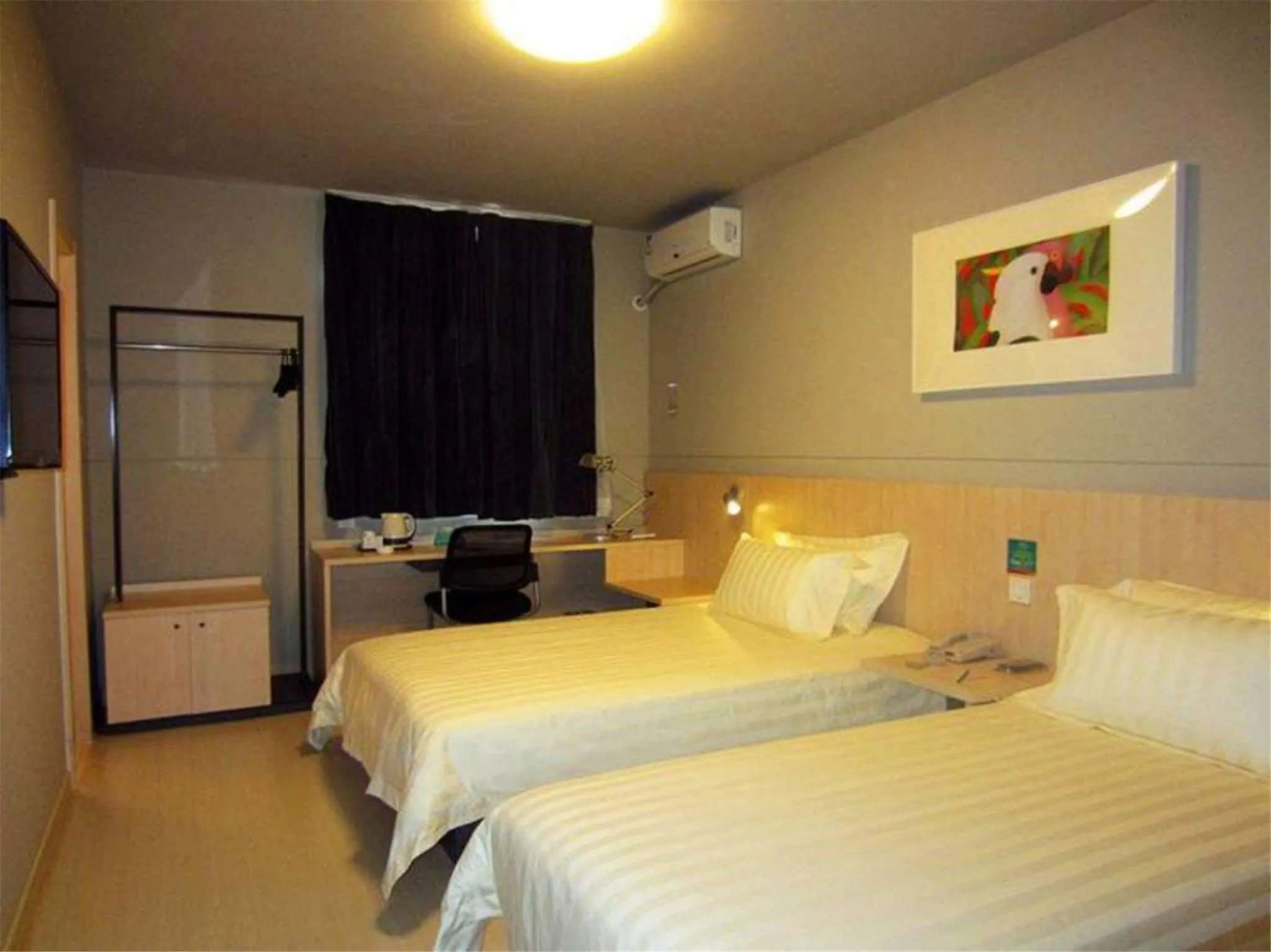 Photo of the whole room, Bed in Jinjiang Inn Changzhi Bayi Square