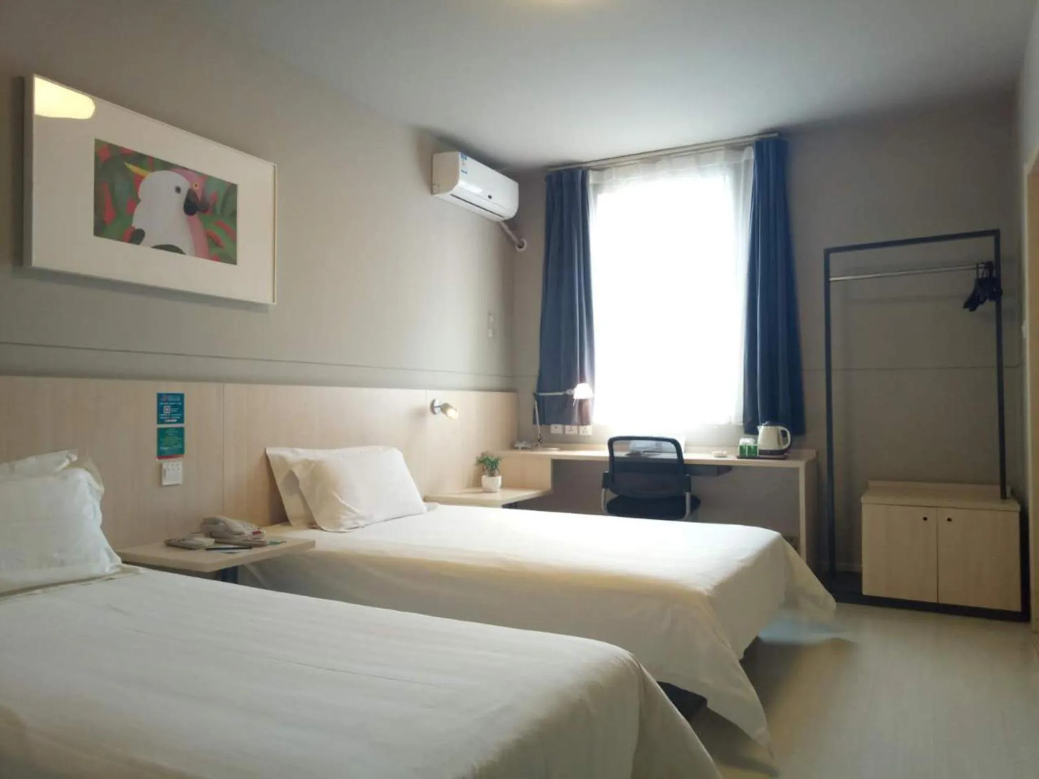 Photo of the whole room, Bed in Jinjiang Inn Changzhi Bayi Square