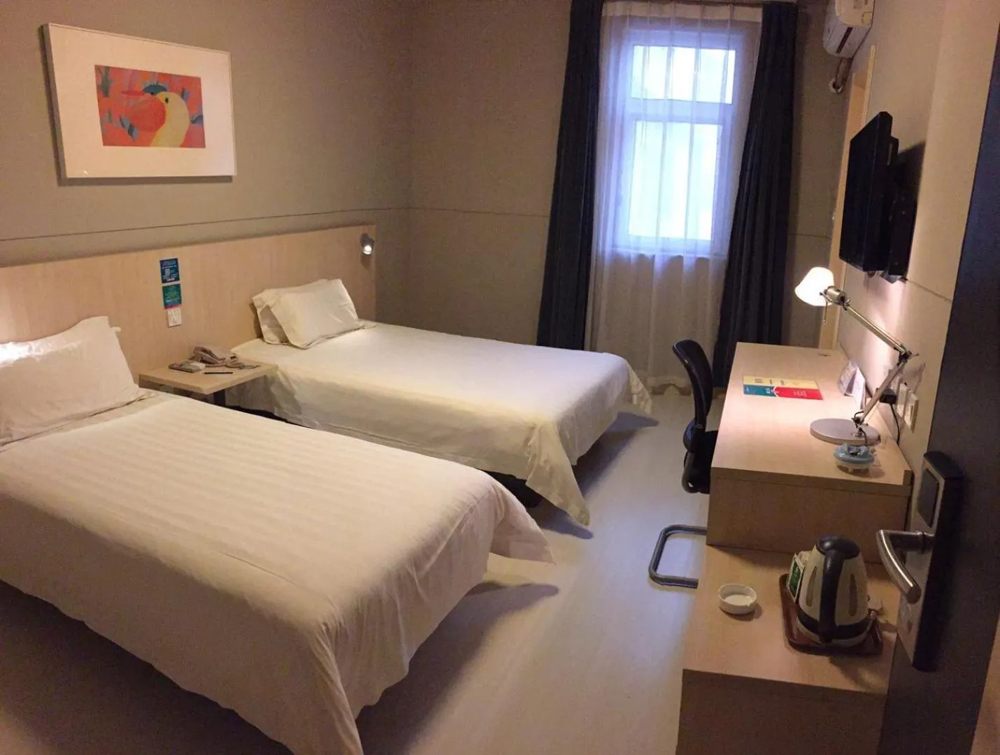 Photo of the whole room, Bed in Jinjiang Inn Changzhi Bayi Square