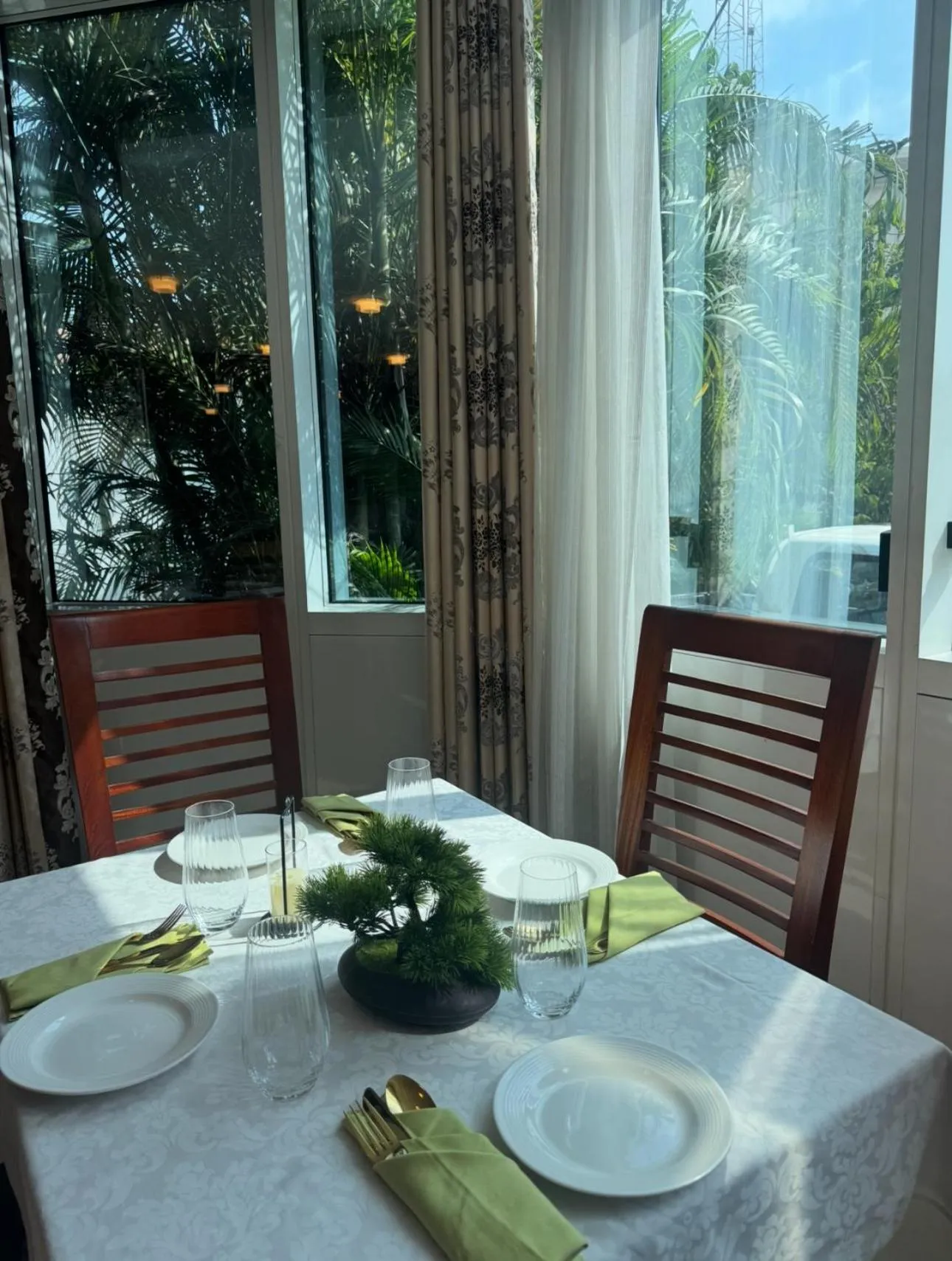 Restaurant/places to eat in Maxlot Hotel