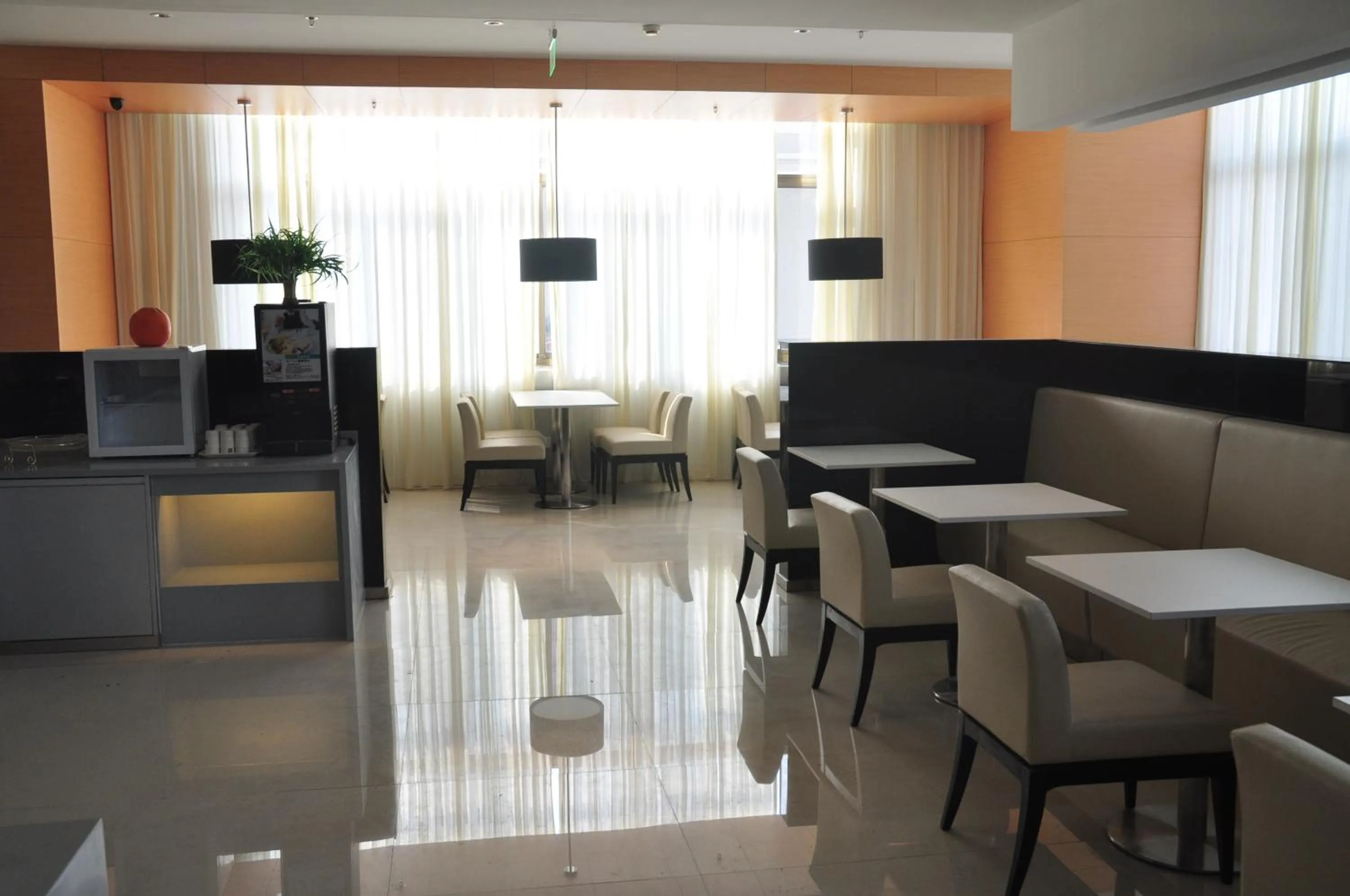 Communal lounge/ TV room in Jinjiang Inn Xiaoshan International Airport