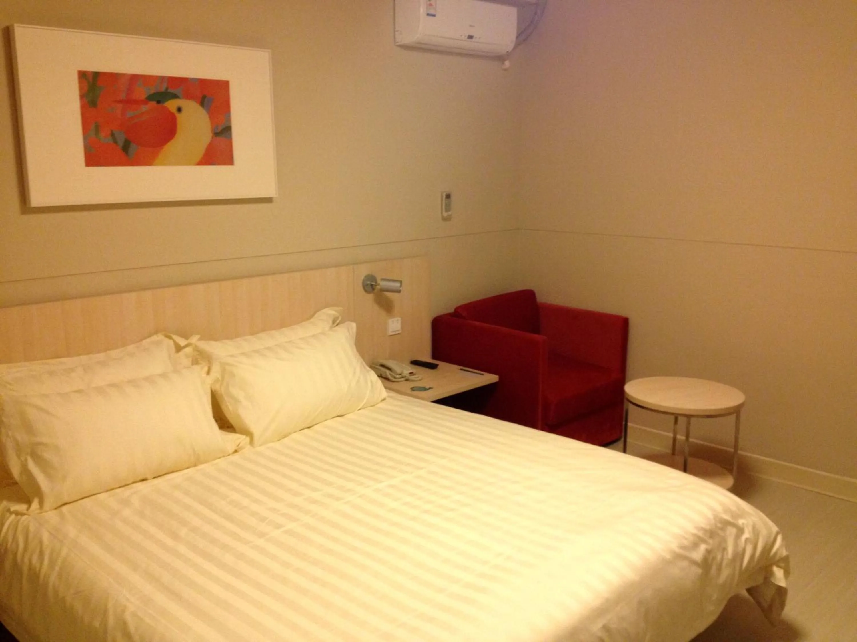 Photo of the whole room, Bed in Jinjiang Inn Dalian Lianhe Road