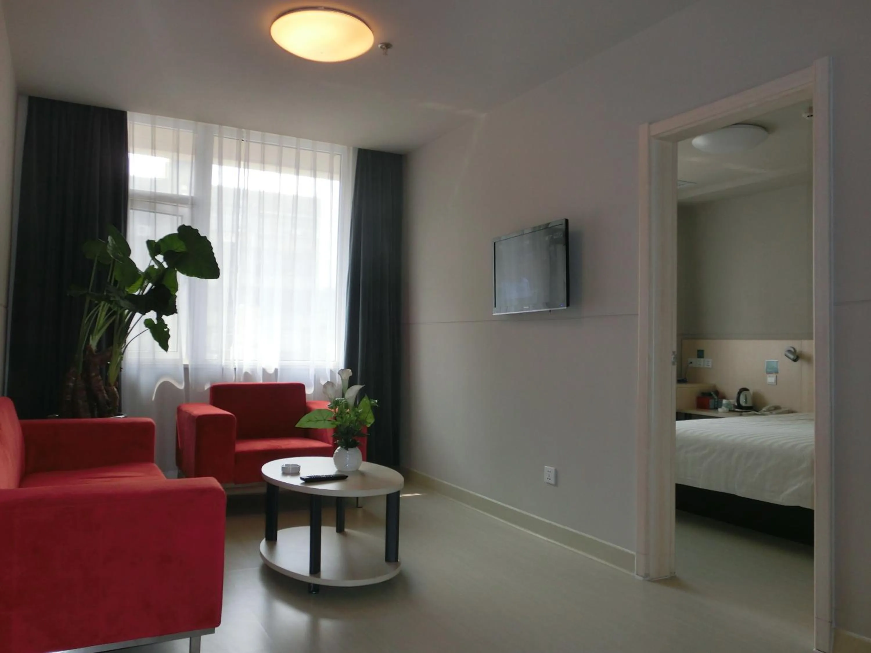 Living room, Bed in Jinjiang Inn Xiangyang Nanshan Tanxi Road