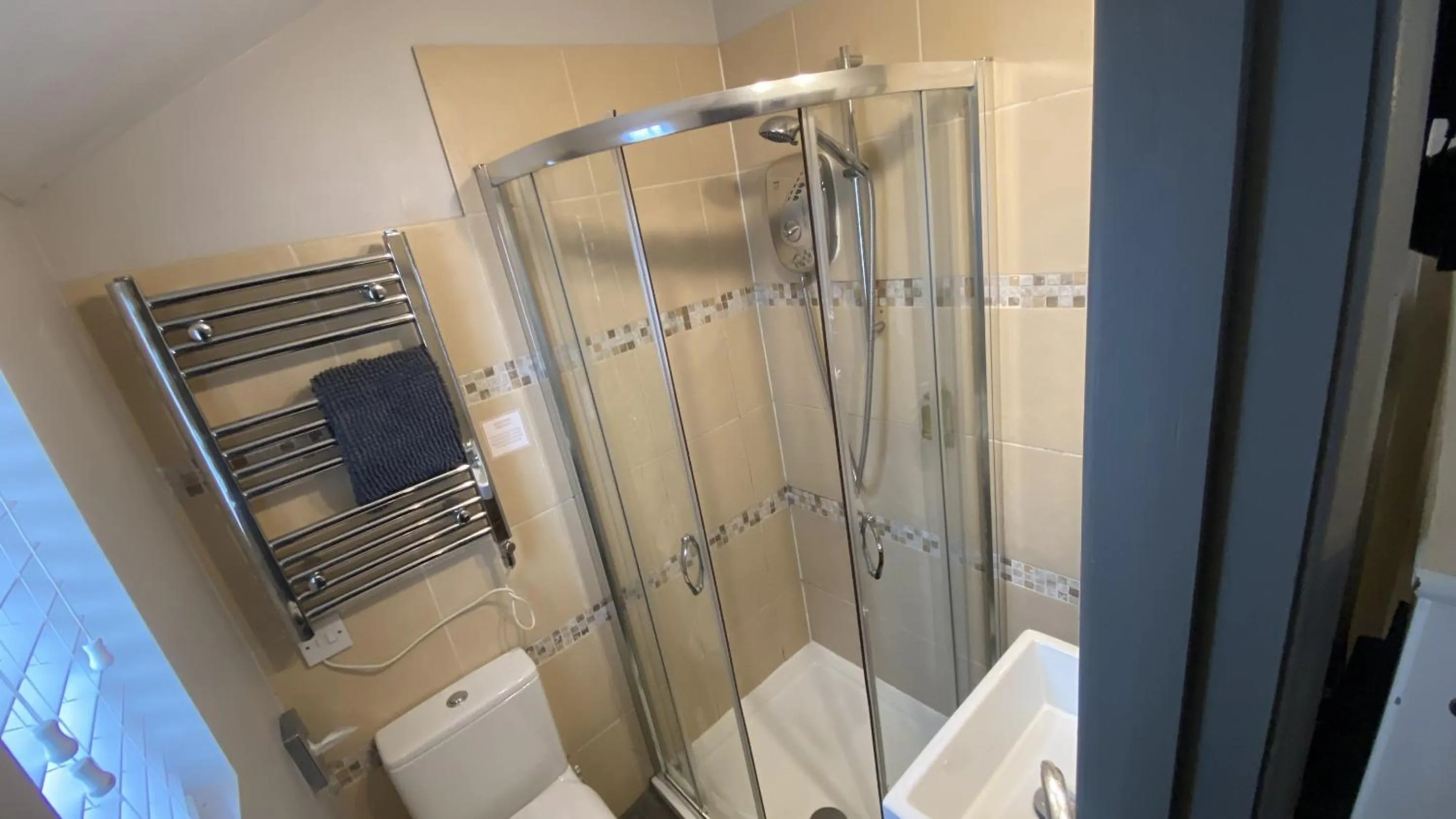 Bathroom in EI8HT Brighton Guest Accommodation