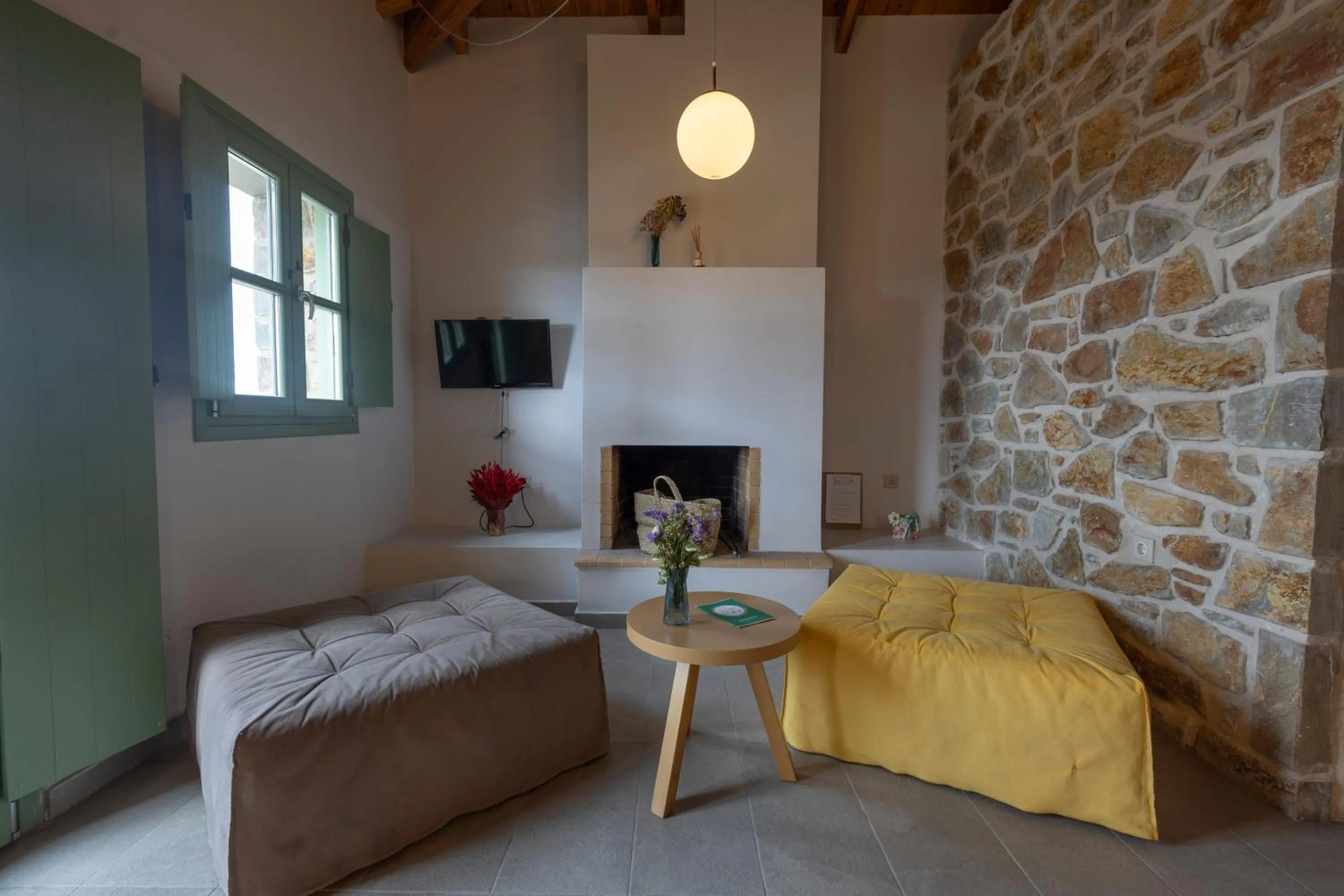 Seating area, Bed in Foresta in Medias Mores