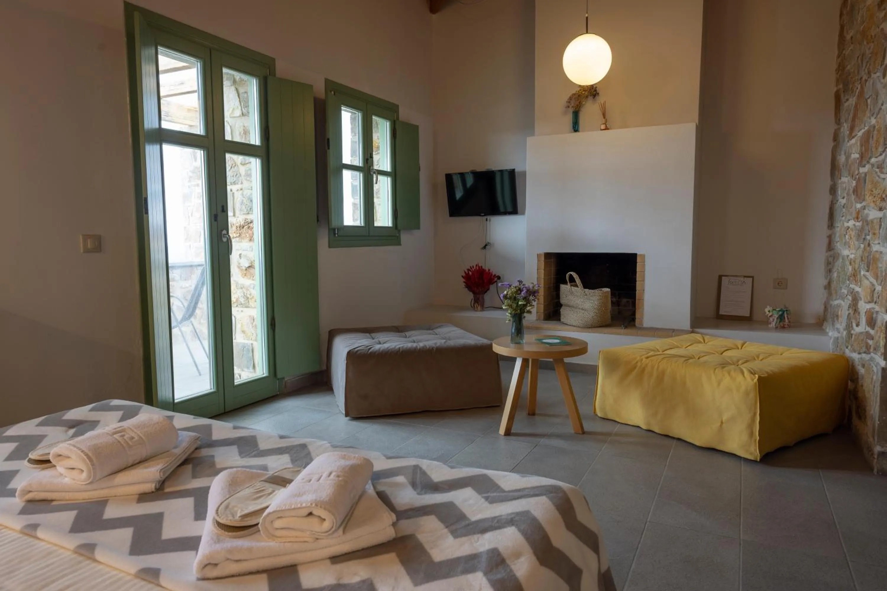 Seating area, Bed in Foresta in Medias Mores