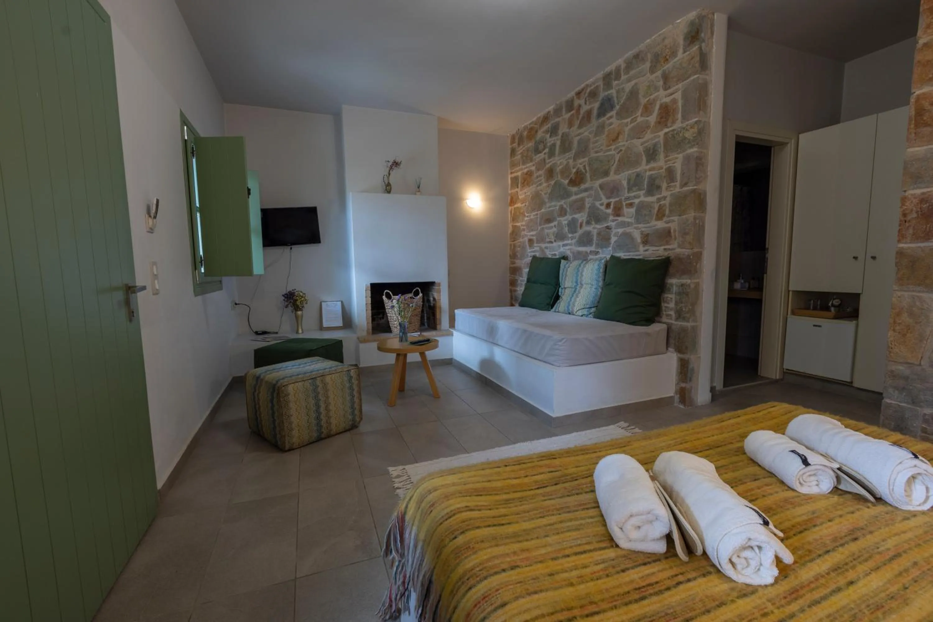 Seating area, Bed in Foresta in Medias Mores