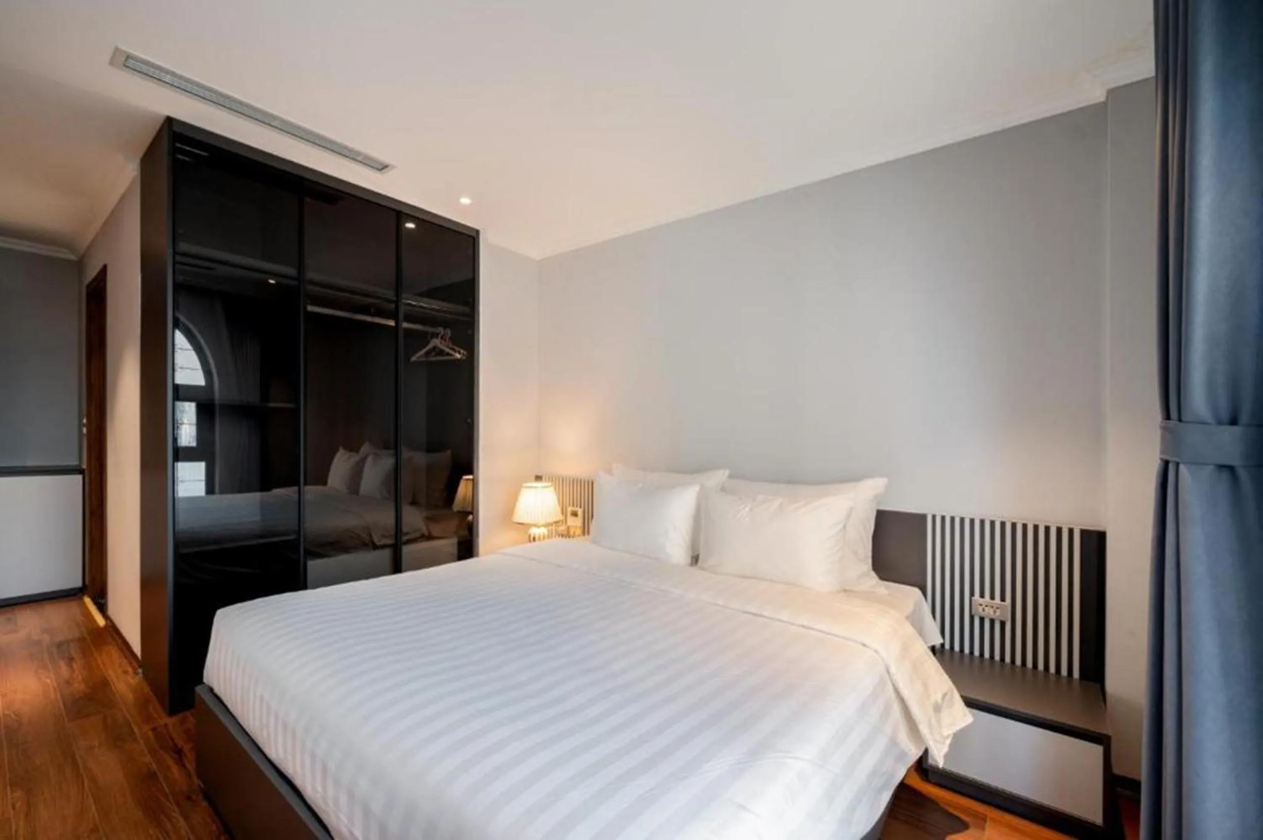 Bedroom, Bed in Luxe Paradise Suites Tay Ho