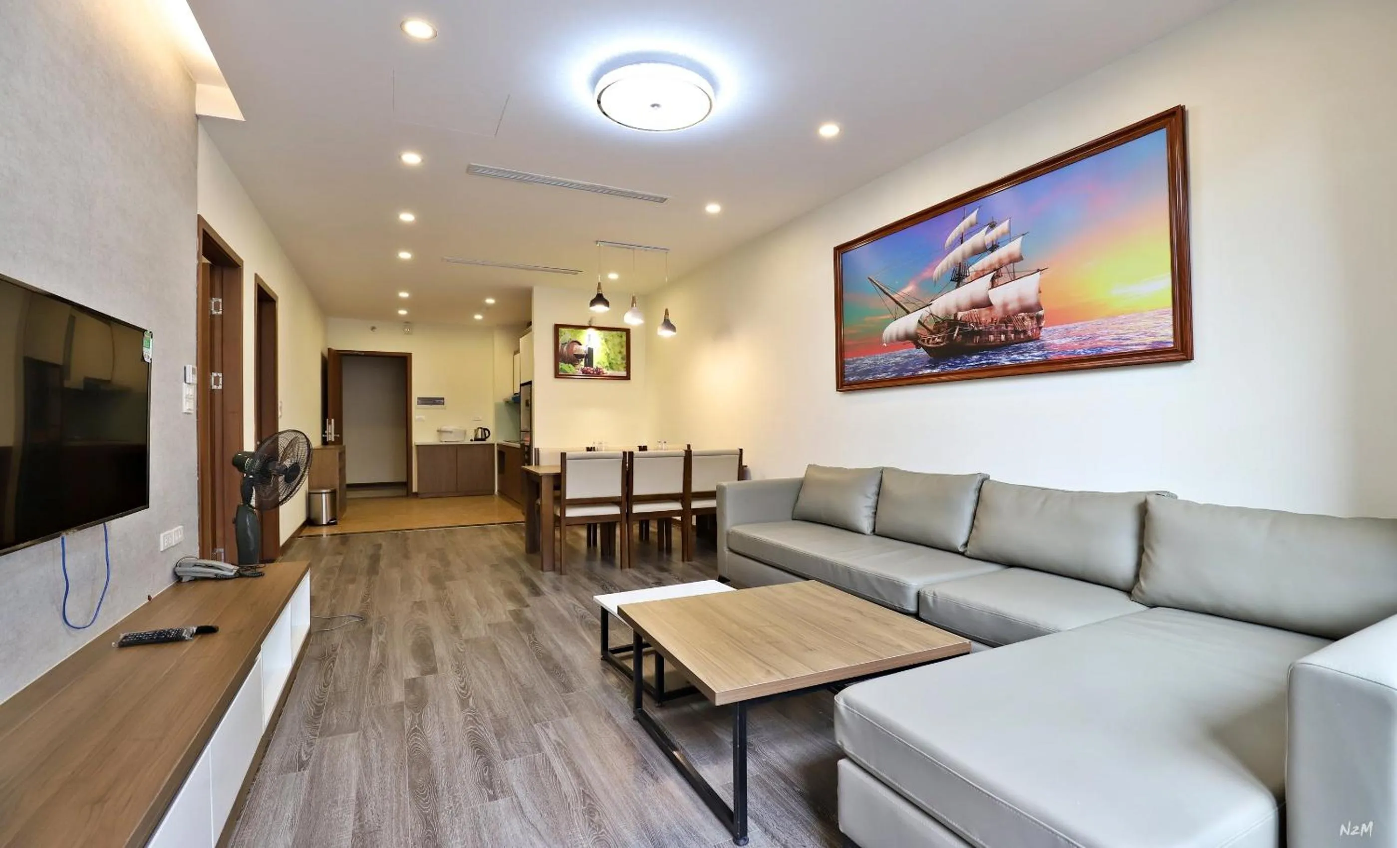 TV and multimedia in Luxe Paradise Suites Tay Ho