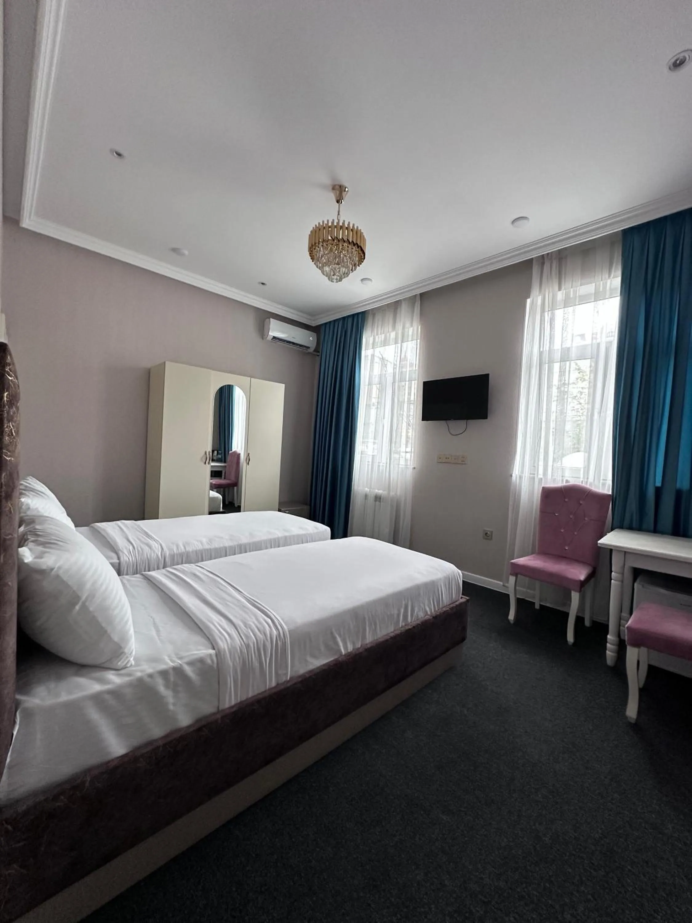 Communal lounge/ TV room, Bed in Central City Hotel