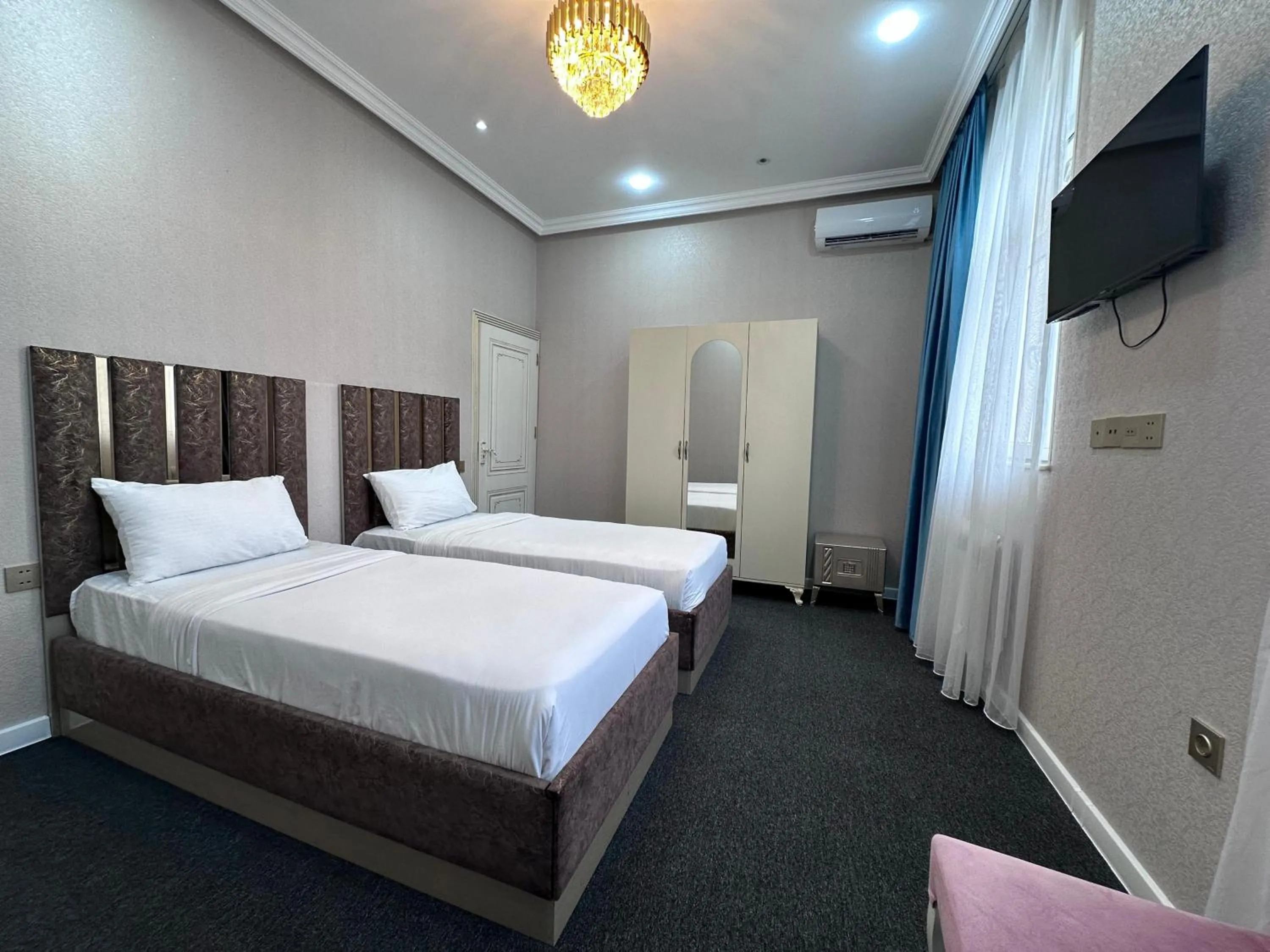 Communal lounge/ TV room, Bed in Central City Hotel