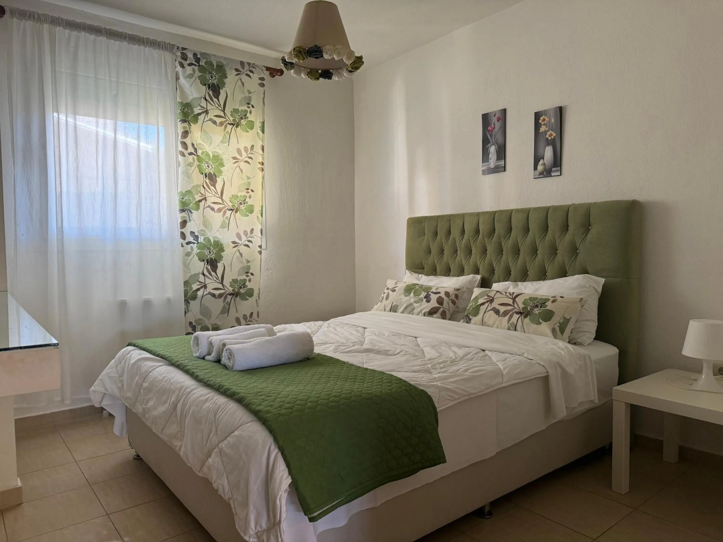 One-Bedroom Apartment with Garden in Orange House
