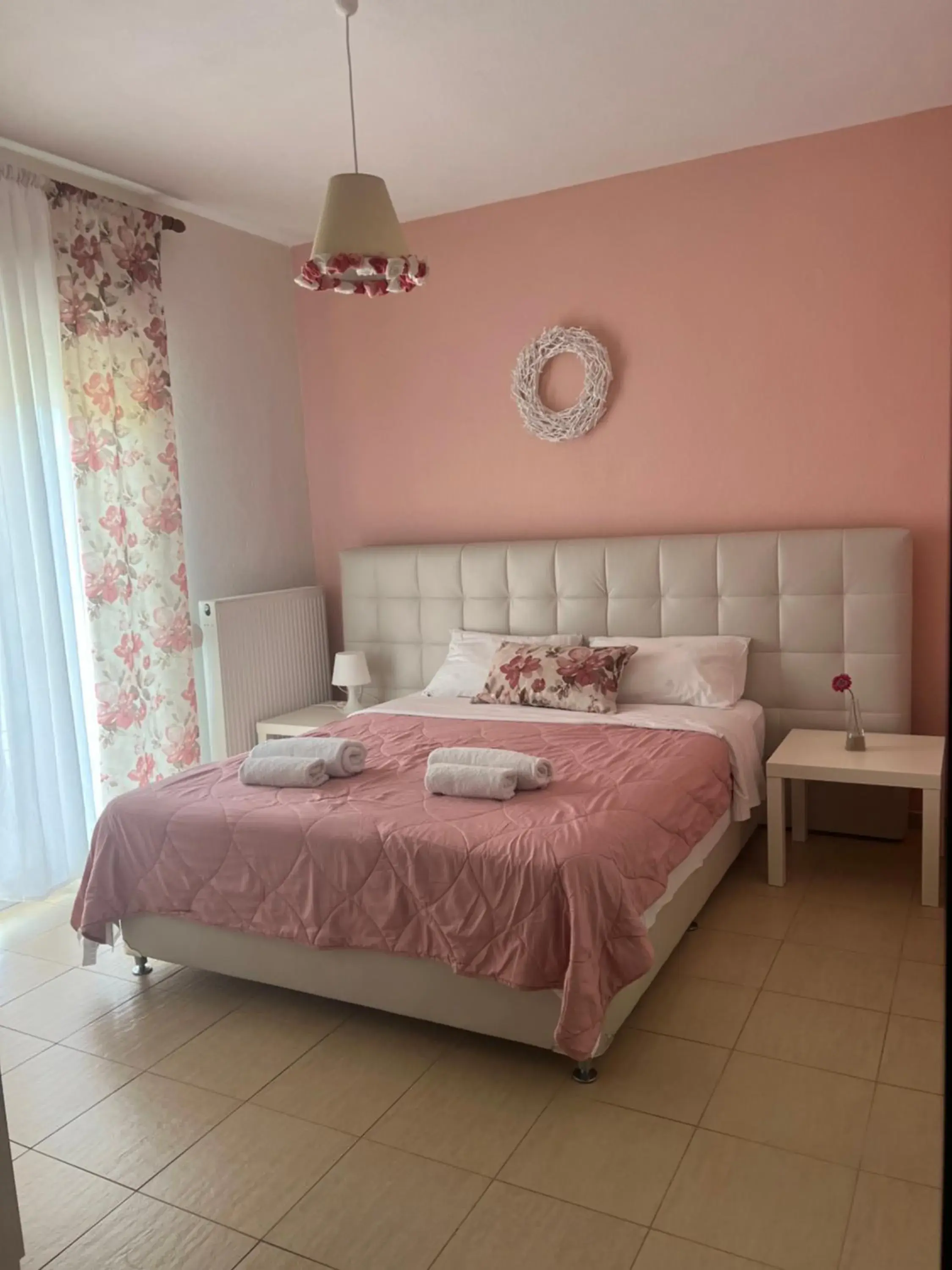 One-Bedroom Apartment with Garden in Orange House One-Bedroom Apartment with Garden in Orange House