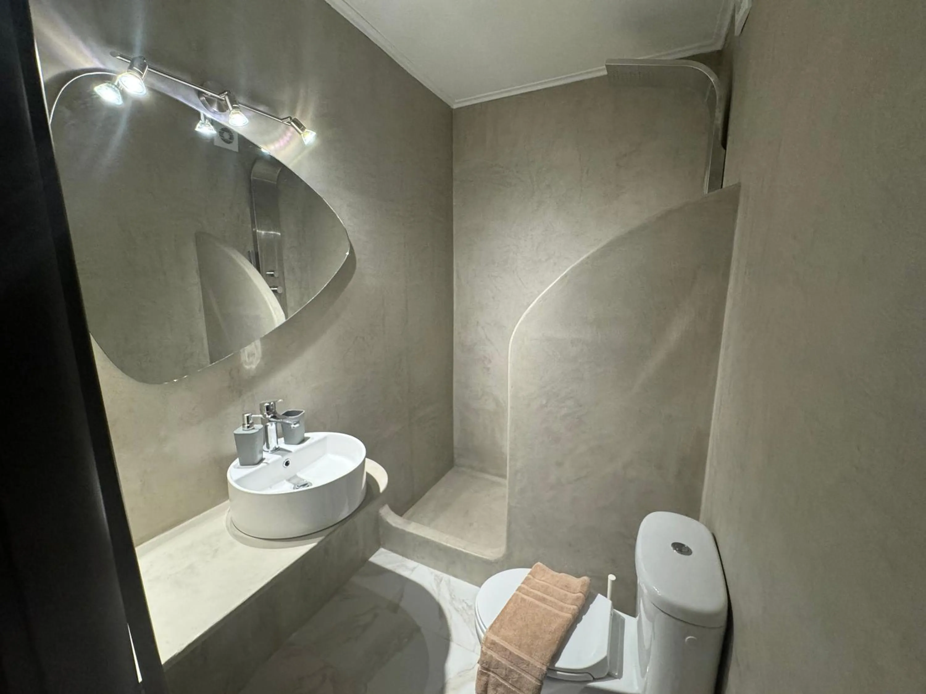 One-Bedroom Apartment with Garden in Orange House