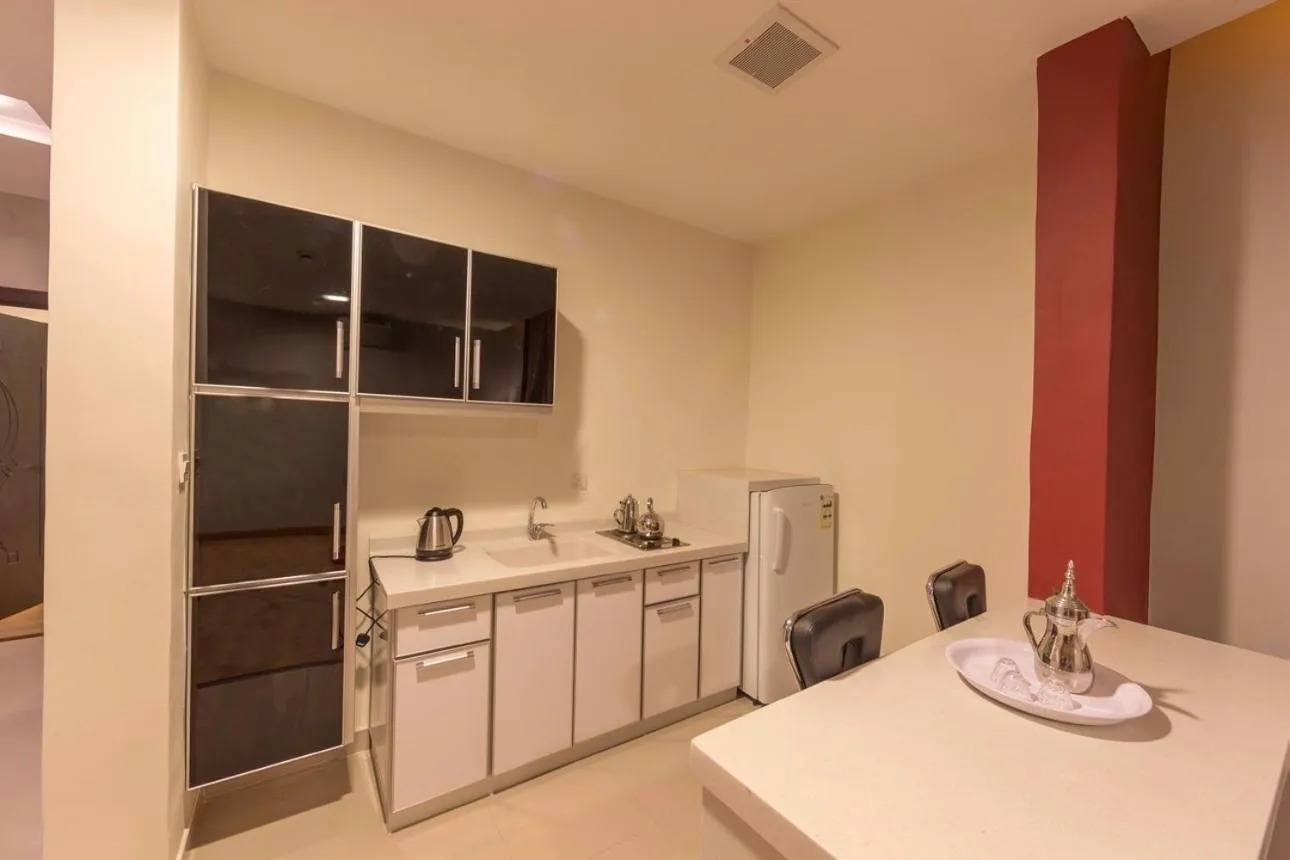 Kitchen or kitchenette in رؤوم ان للشقق الفندقية-Raoum Inn Hotel Apartments