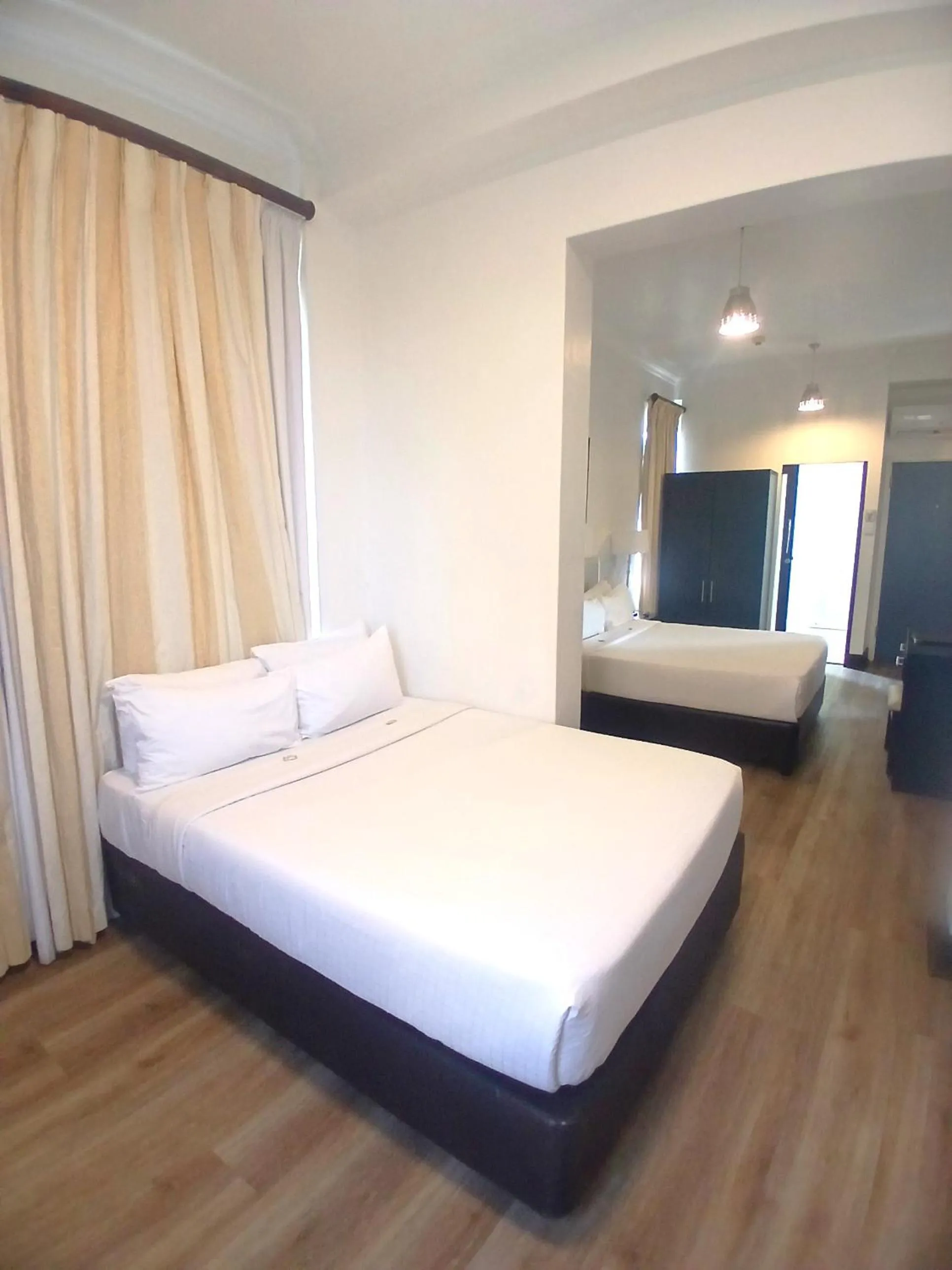 Bedroom, Bed in Parade Hotel