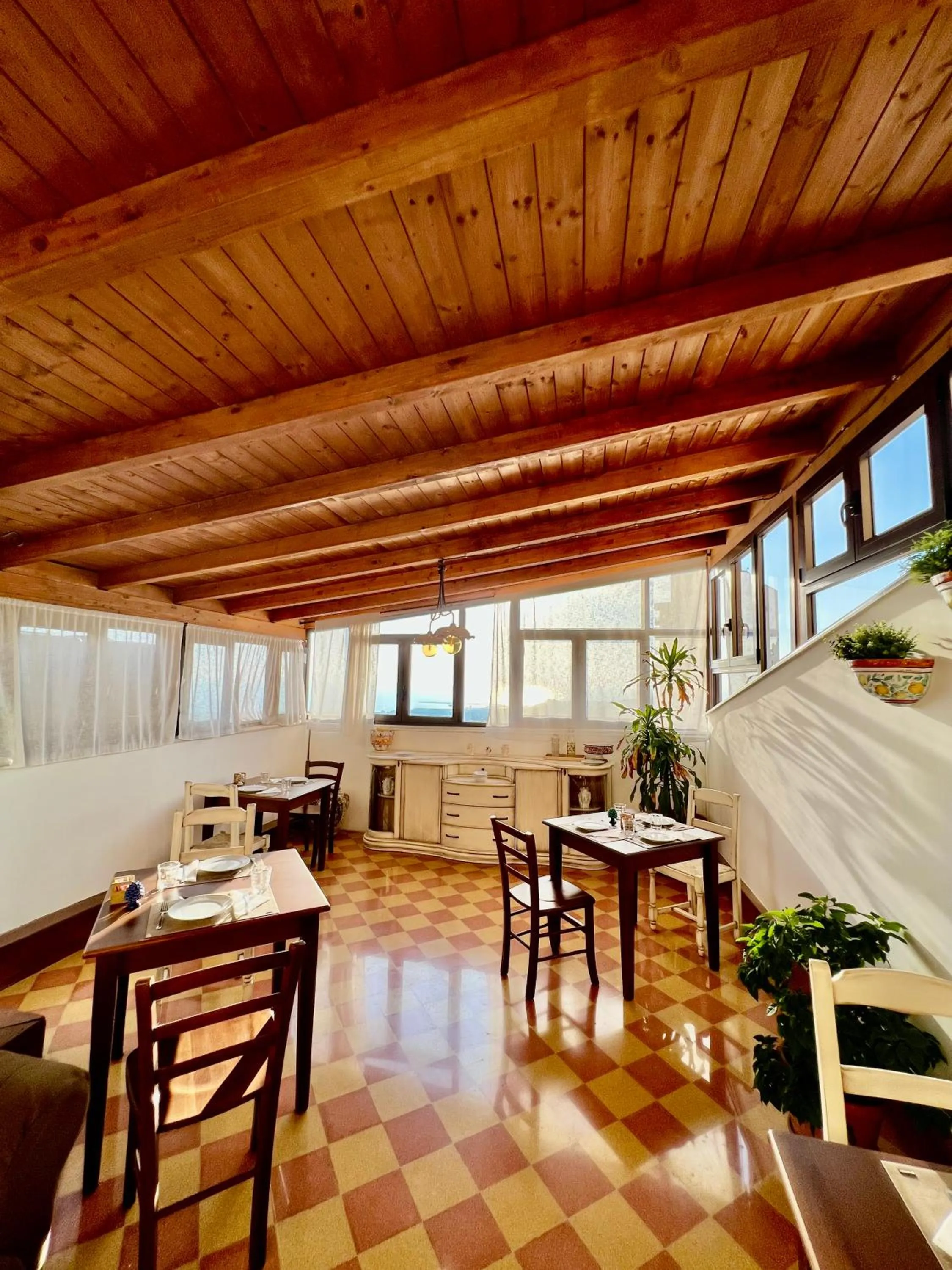 Restaurant/places to eat in Atenea Luxury Suites - Atenea Collection