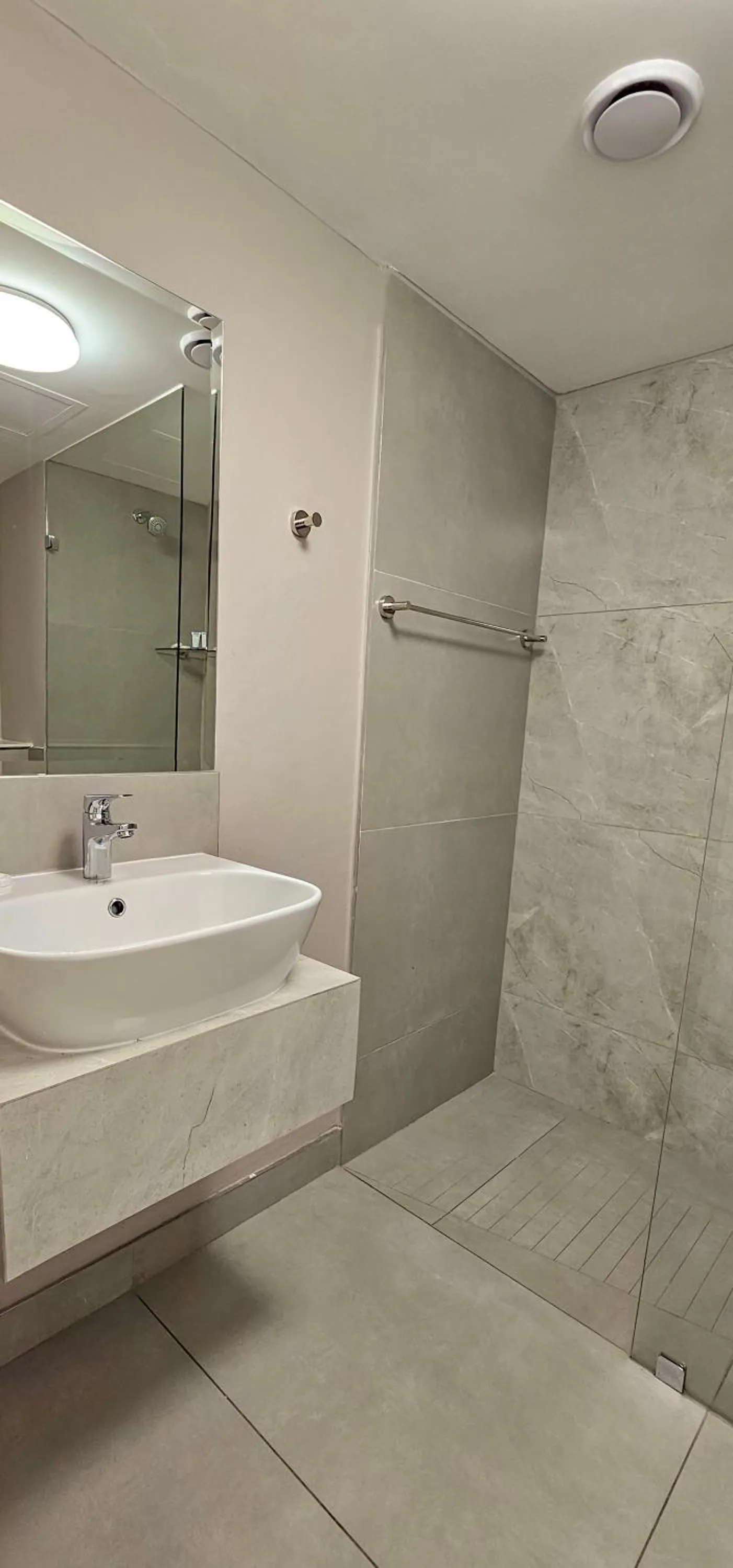 Bathroom in Albany Hotel