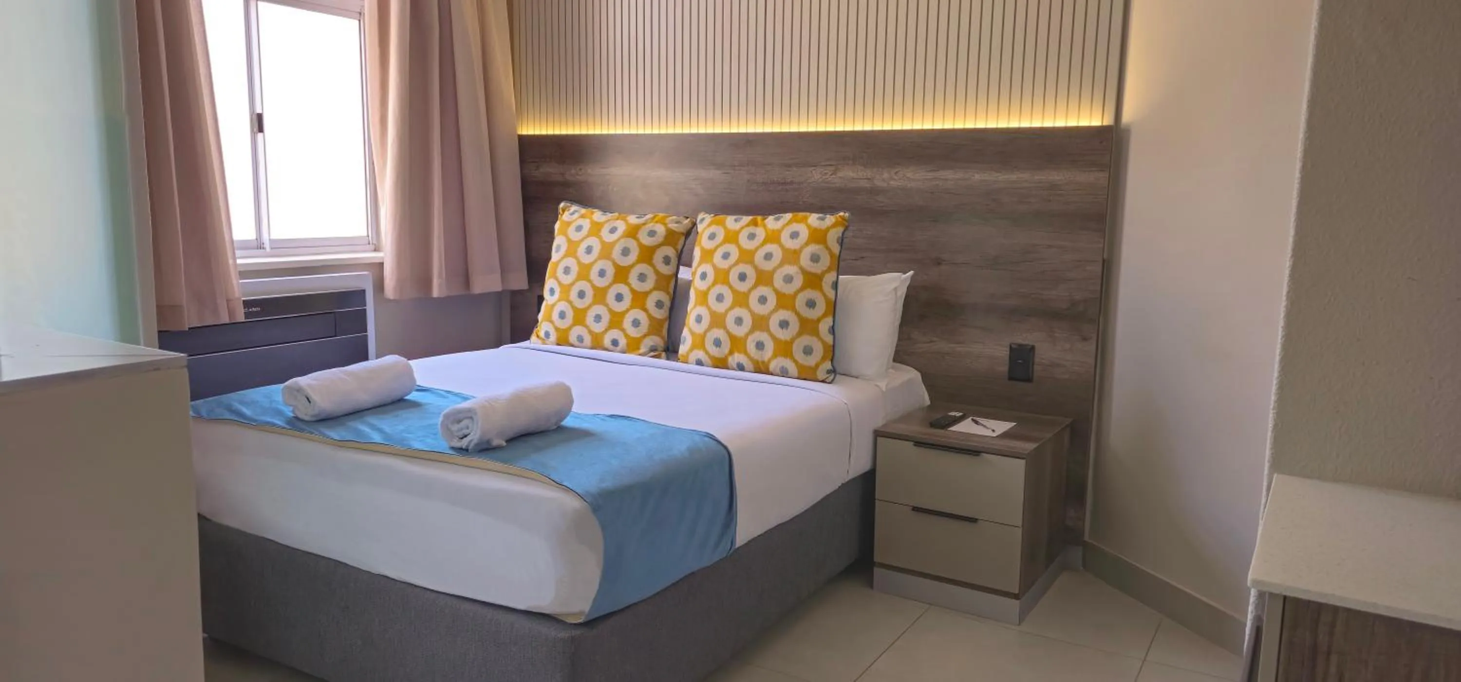 Bedroom, Bed in Albany Hotel