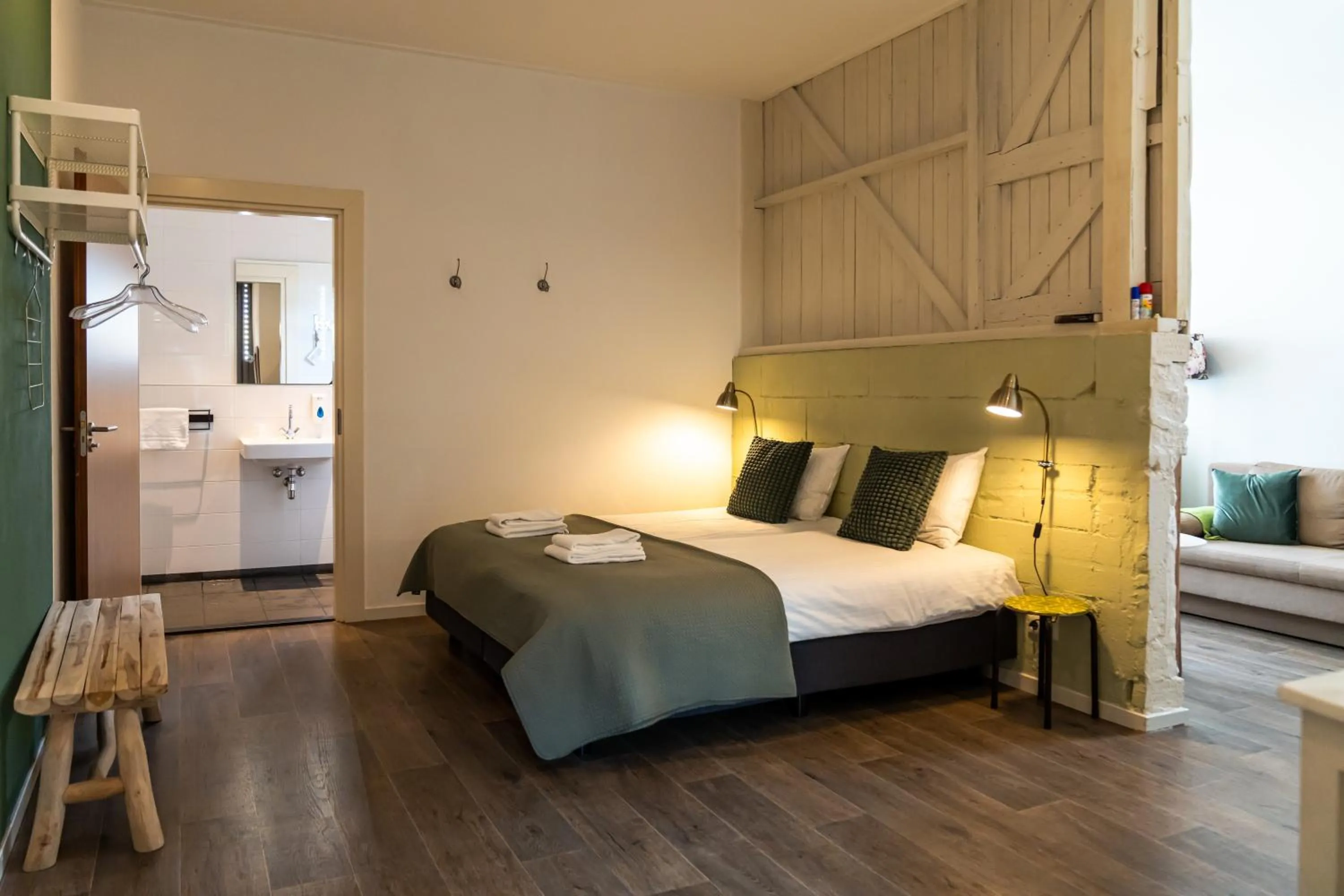 Photo of the whole room, Bed in De Johanneshoeve