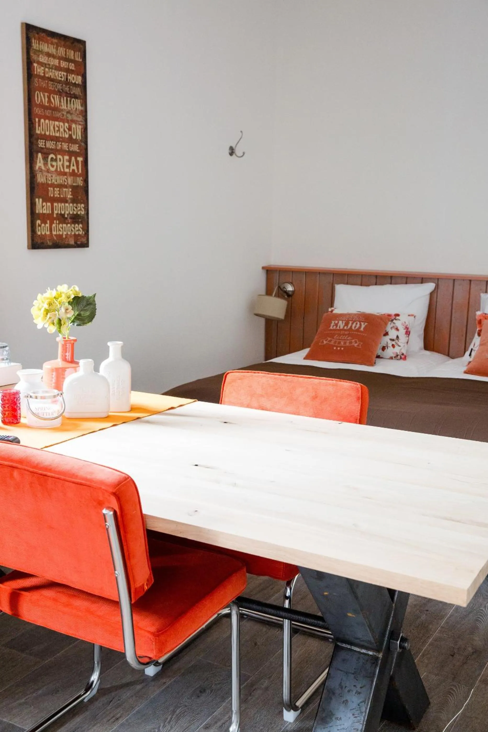 Photo of the whole room, Bed in De Johanneshoeve