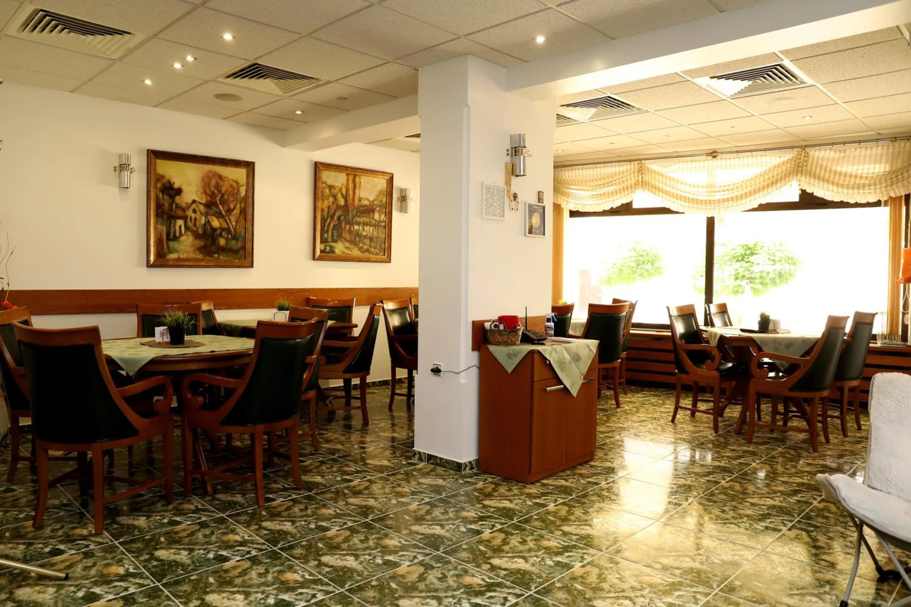 Restaurant/places to eat in Hotel Mishel