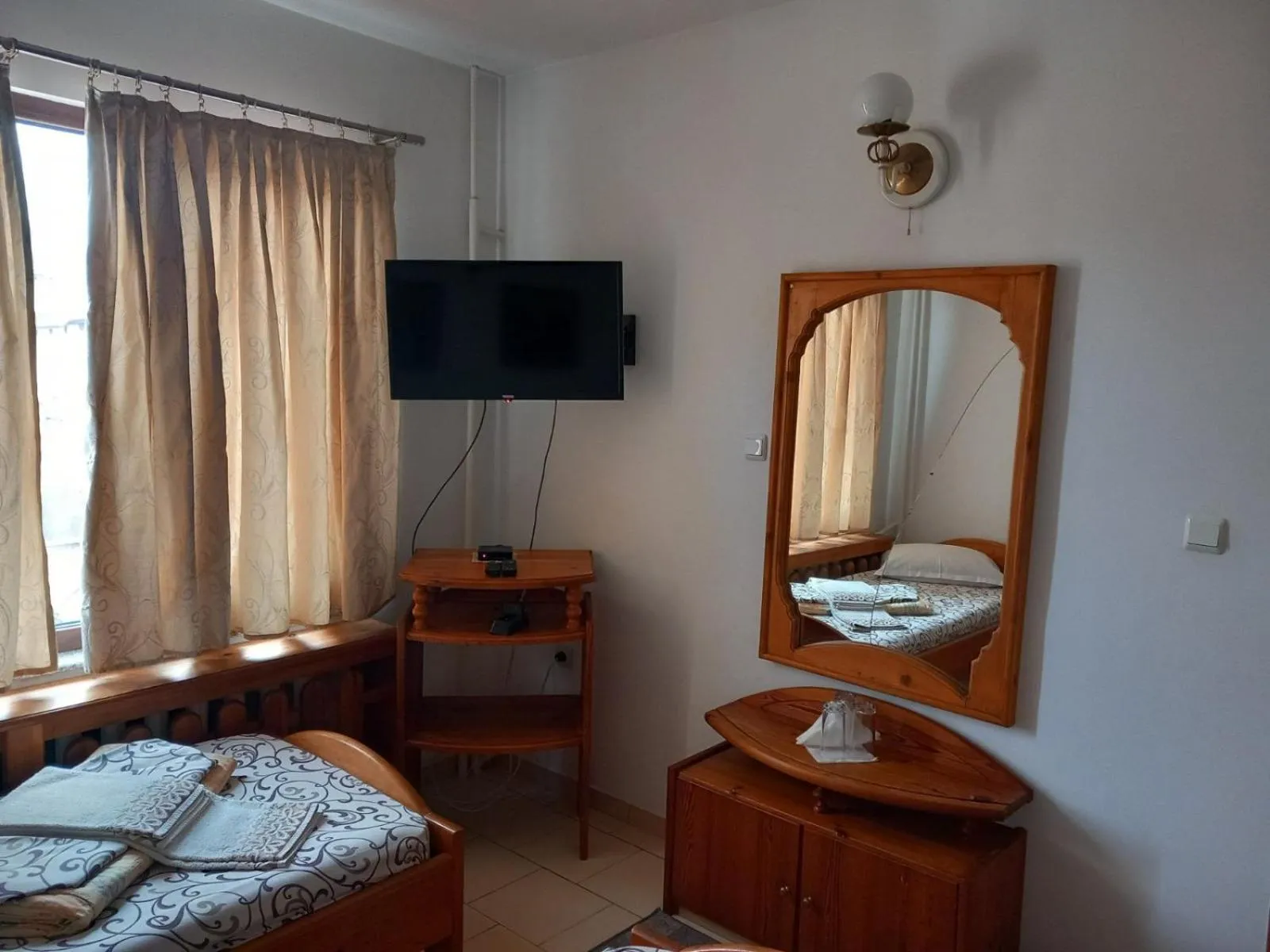 Property building, Bed in Hotel Mishel