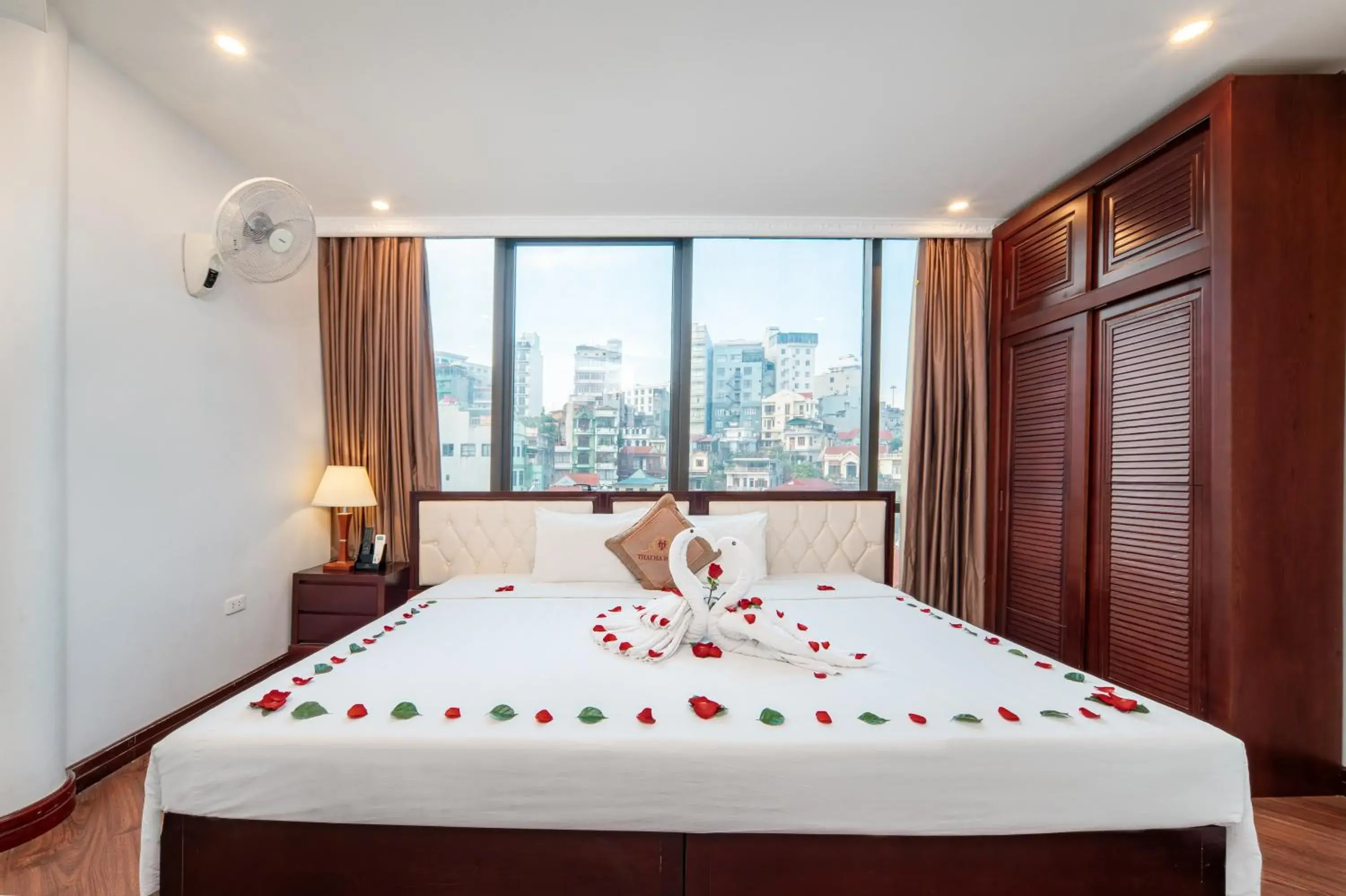 Deluxe Double Room in Thai Ha Hotel Deluxe Double Room in Thai Ha Hotel