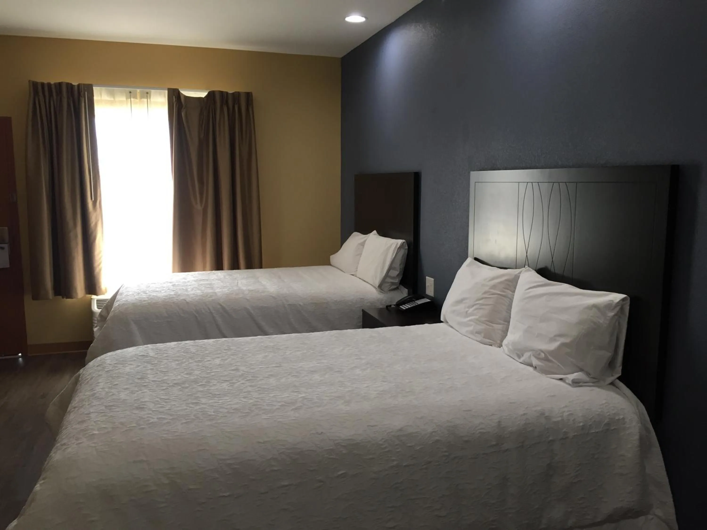 Bed in La Bonita Inn & Suites - Crane