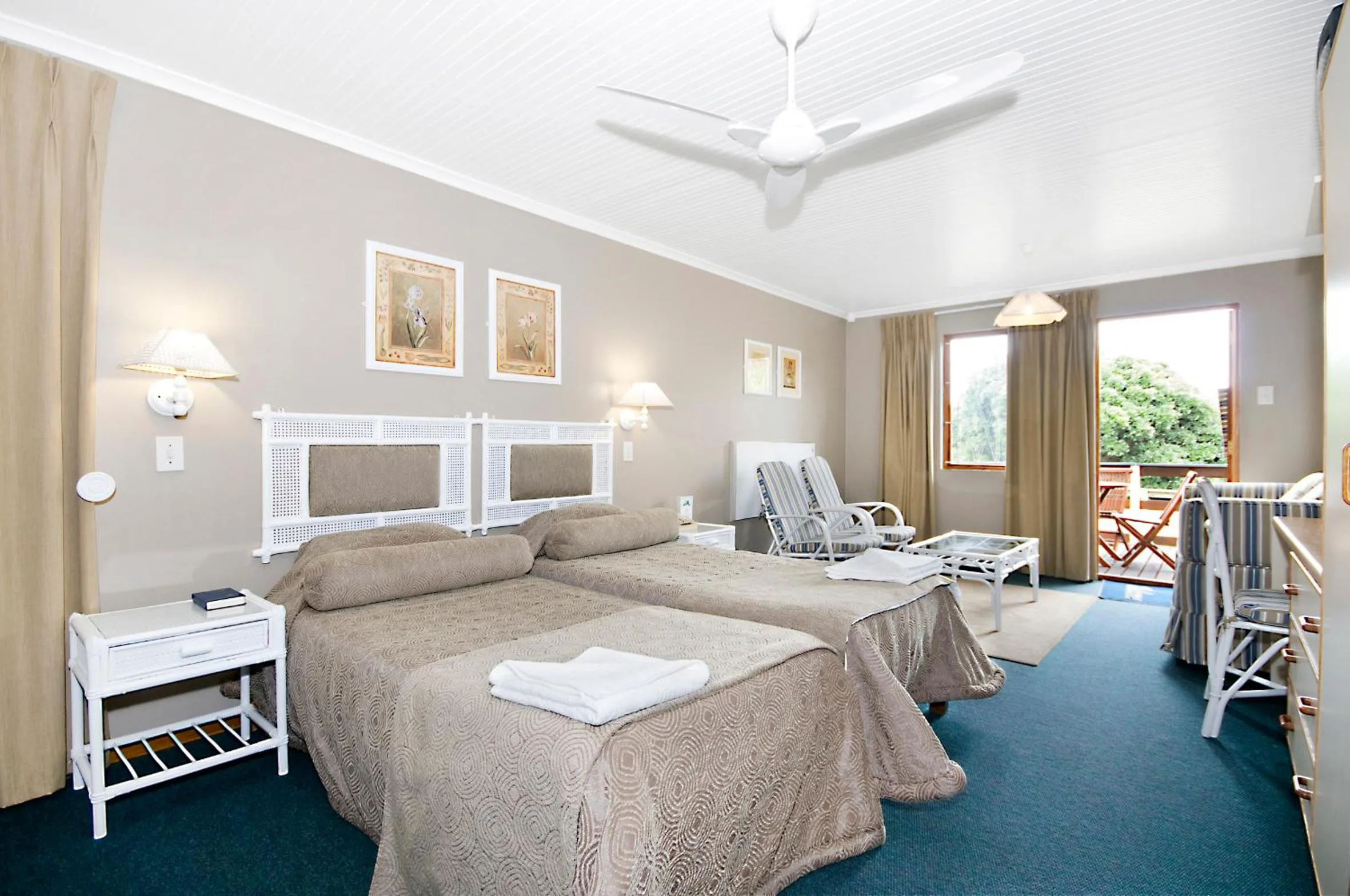 Bedroom, Bed in Pine Lodge Resort