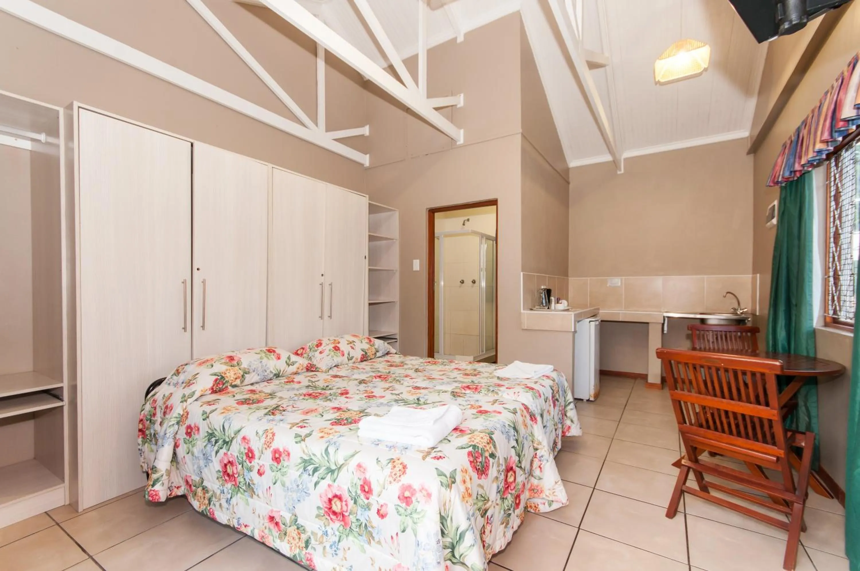 Bedroom, Bed in Pine Lodge Resort