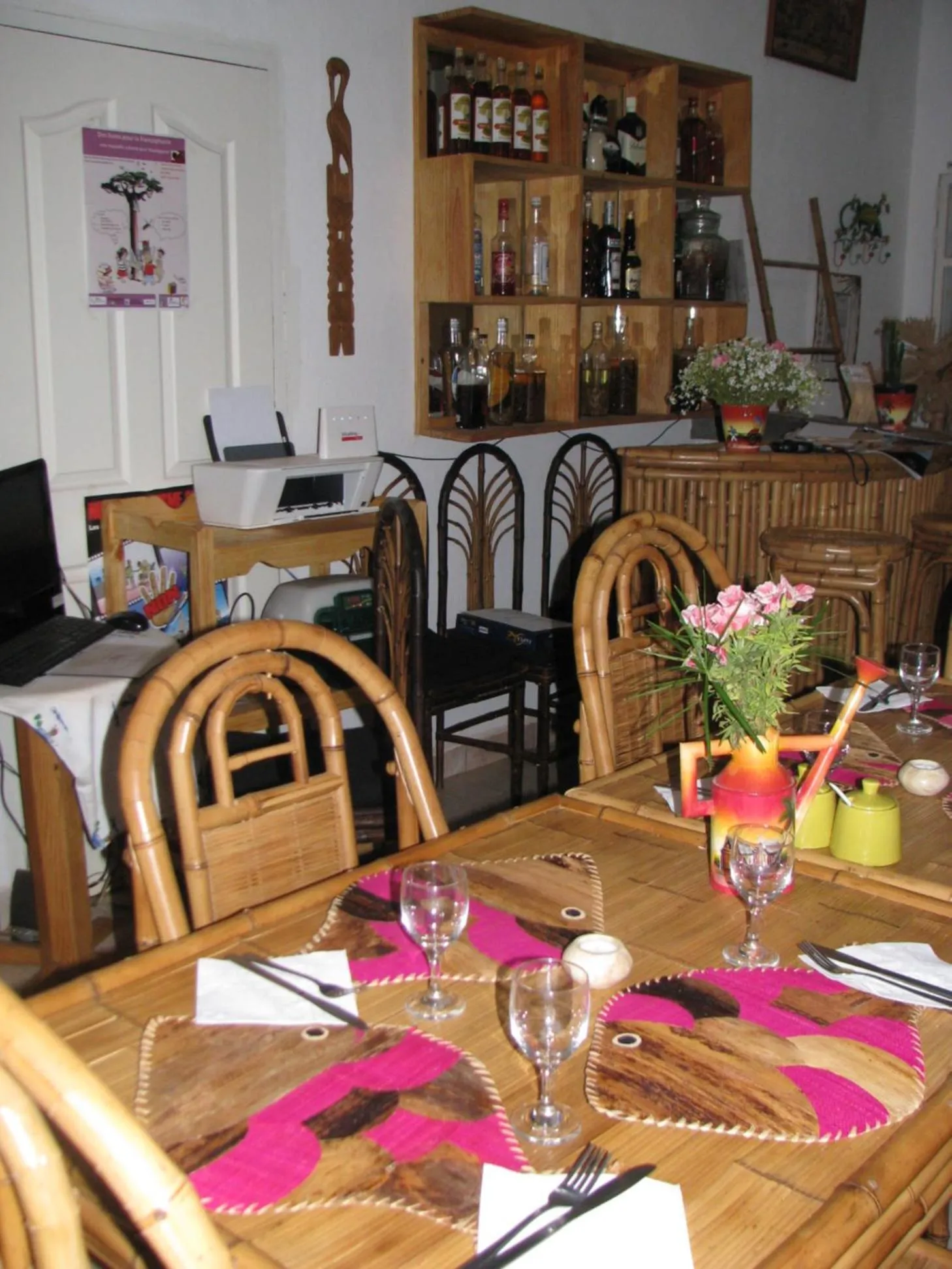 Restaurant/places to eat in Avamada Lodge