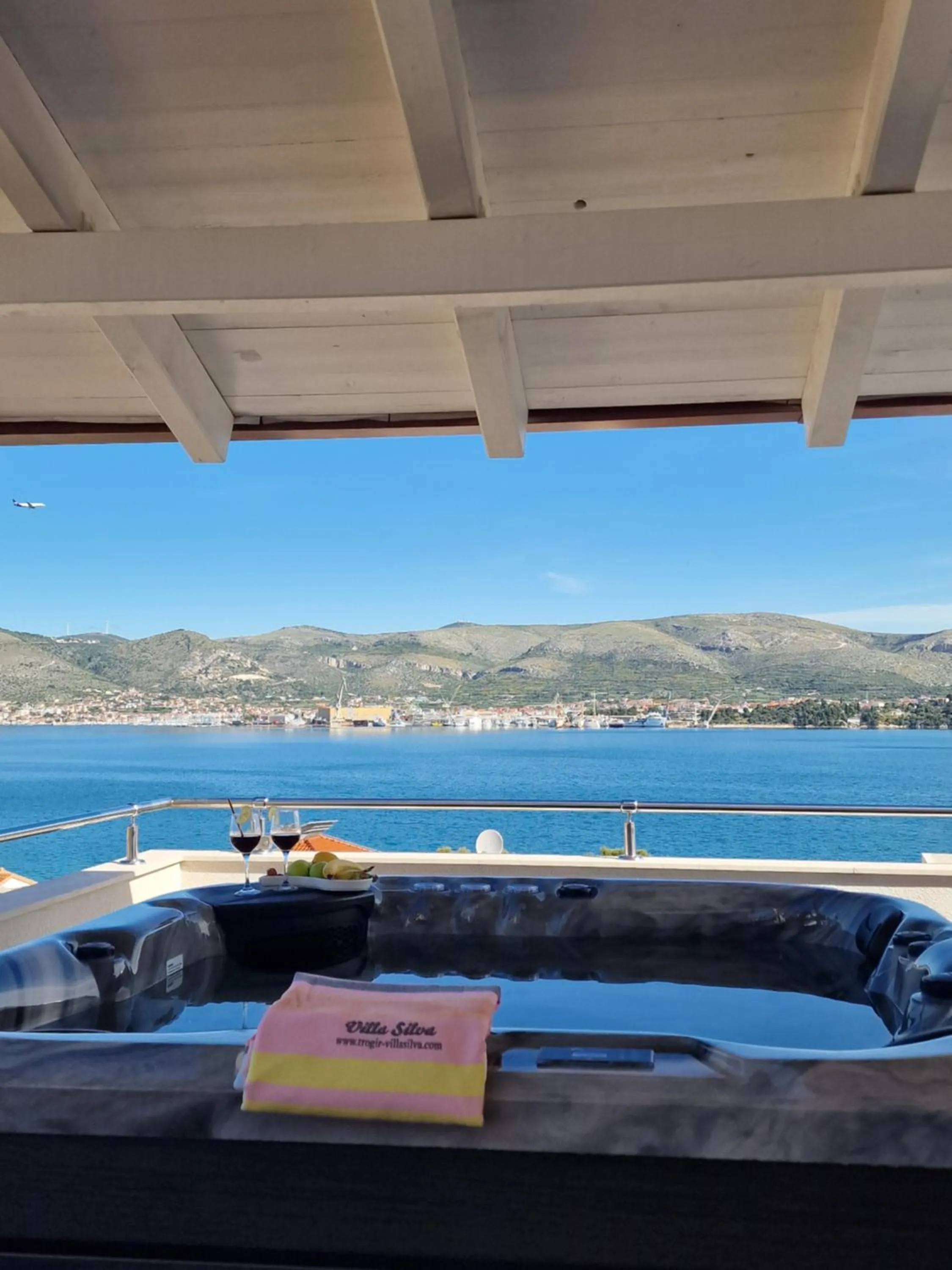 Apartments Silva with a view of sea